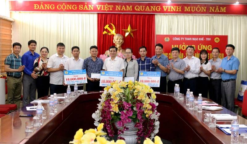 Công đoàn TKV thăm và tặng quà CBCN Công ty Nhôm Lâm Đồng 