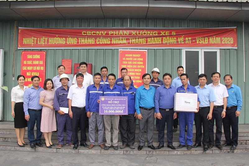 Công đoàn TKV thăm và tặng quà CBCN và Công đoàn Công ty CP Than Hà Tu 