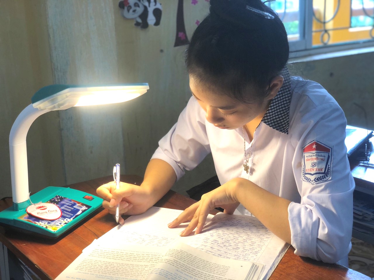 Rạng Đông tặng đèn bàn bảo vệ thị lực cho học sinh nghèo