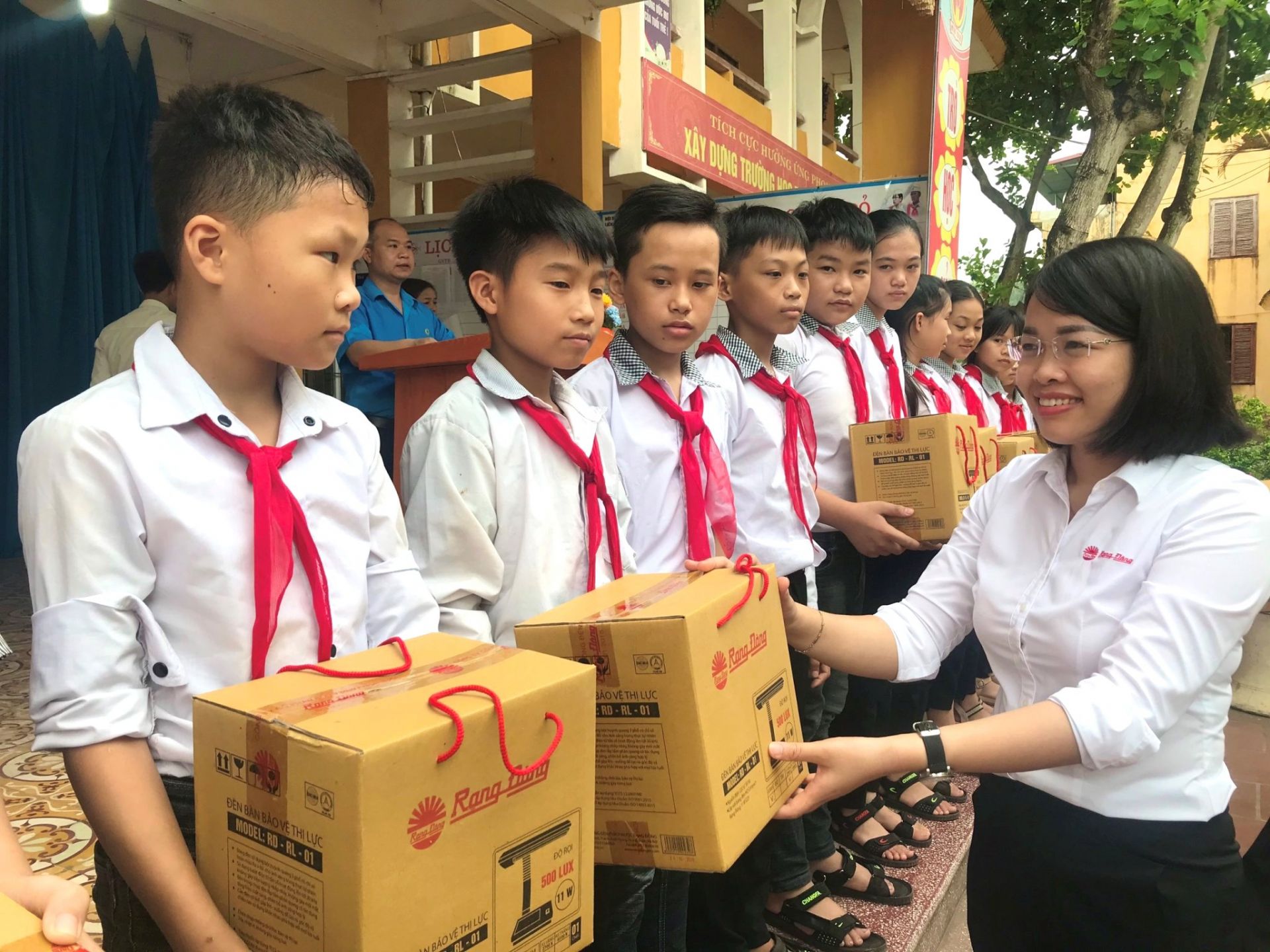 Rạng Đông tặng đèn bàn bảo vệ thị lực cho học sinh nghèo