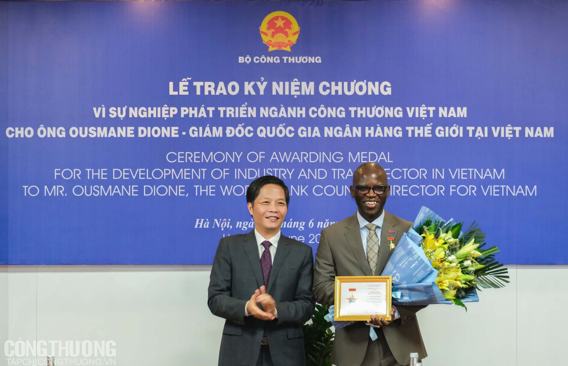 Bộ trưởng Trần Tuấn Anh trao Kỷ niệm chương vì sự phát triển ngành Công Thương cho Giám đốc quốc gia Ngân hàng Thế giới tại Việt Nam Ousmane Dione