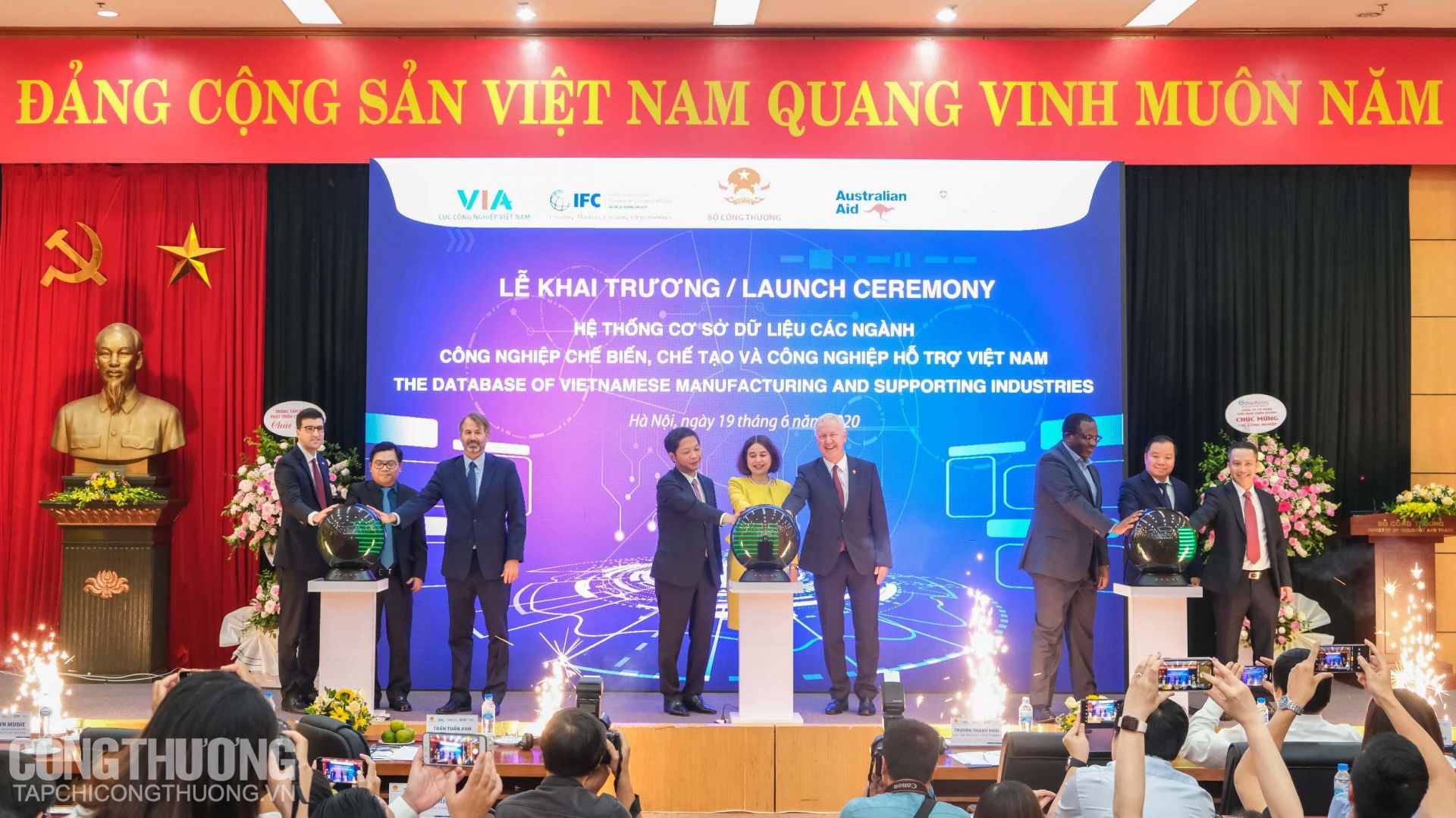 Đại biểu bấm nút khai trương Hệ thống cơ sở dữ liệu các ngành công nghiệp chế biến, chế tạo và công nghiệp hỗ trợ Việt Nam