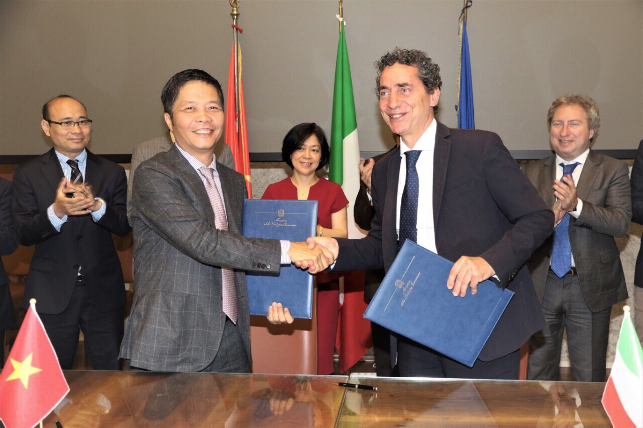“Tính bổ sung trong cơ cấu xuất nhập khẩu giữa Việt Nam với EU nói chung và Italy nói riêng nên EVFTA sẽ mang lại tác động tích trong trao đổi thương mại cho cả hai bên” - Ông Andrea Cioffi, Thứ trưởng Bộ Phát triển kinh tế Italy chia sẻ tại buổi tiếp Đoàn công tác của Bộ Công Thương do Bộ trưởng Trần Tuấn Anh dẫn đầu thăm Italia ngày 20/6/2019