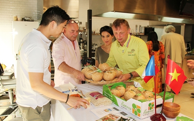 Đầu bếp nổi tiếng người Pháp Fédéric Jaunault (áo vàng) trực tiếp giới thiệu nông sản Việt tại chợ đầu mối nông sản quốc tế Rungis ở ngoại ô Paris