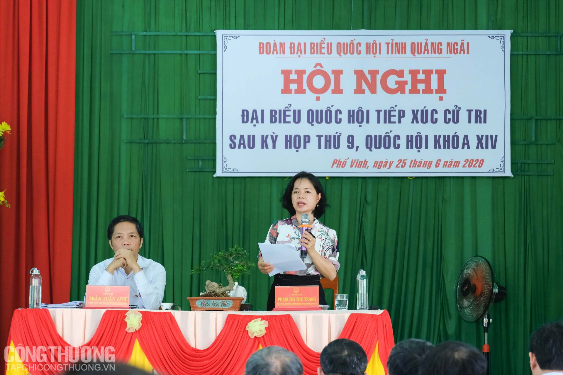 Tỉnh ủy viên, Phó Trưởng Đoàn chuyên trách Đoàn ĐBQH tỉnh Quảng Ngãi Phạm Thị Thu Trang trả lời một số thắc mắc của cử tri