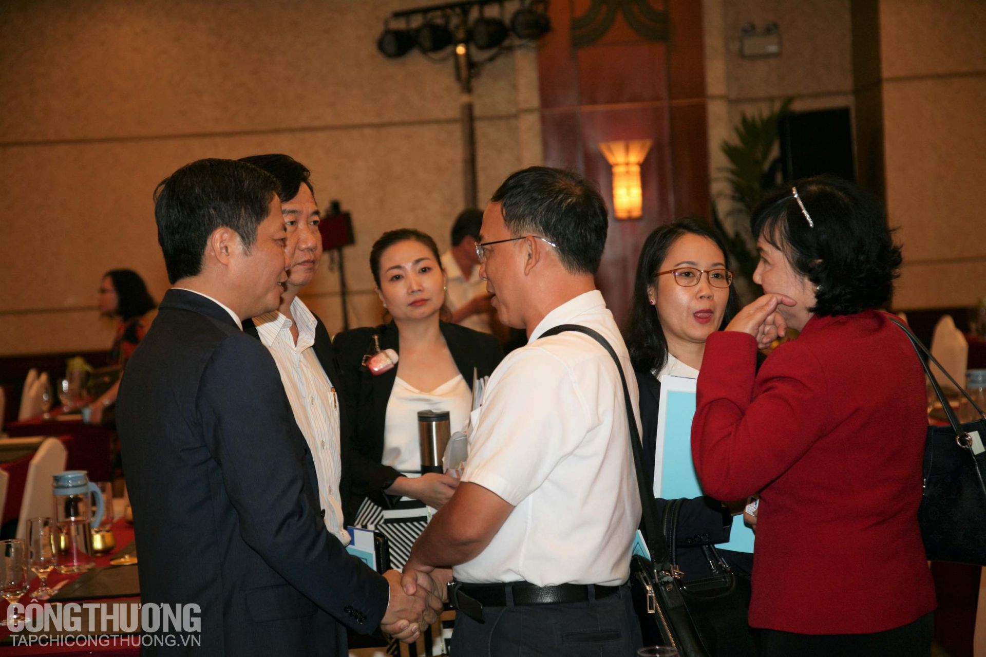 Phiên đối thoại giữa hai Bộ trưởng với doanh nghiệp tại Hội nghị