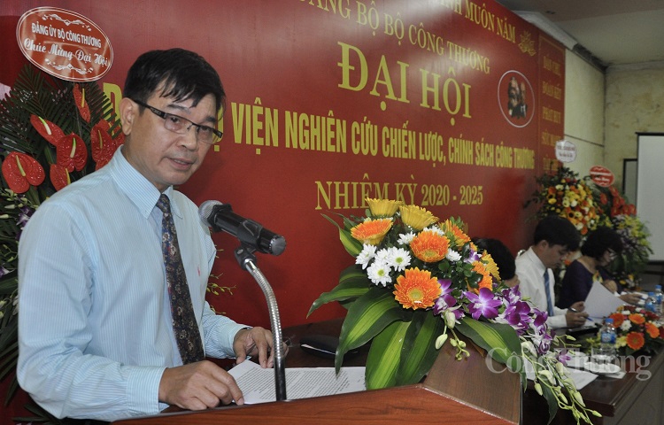 Đồng chí Vũ Quang Hùng, Phó Viện trưởng Viện Nghiên cứu Chiến lược, Chính sách Công Thương báo cáo tổng kết nhiệm kỳ 2015-2020 và phương hướng, nhiệm vụ công tác nhiệm kỳ 2020 - 2025