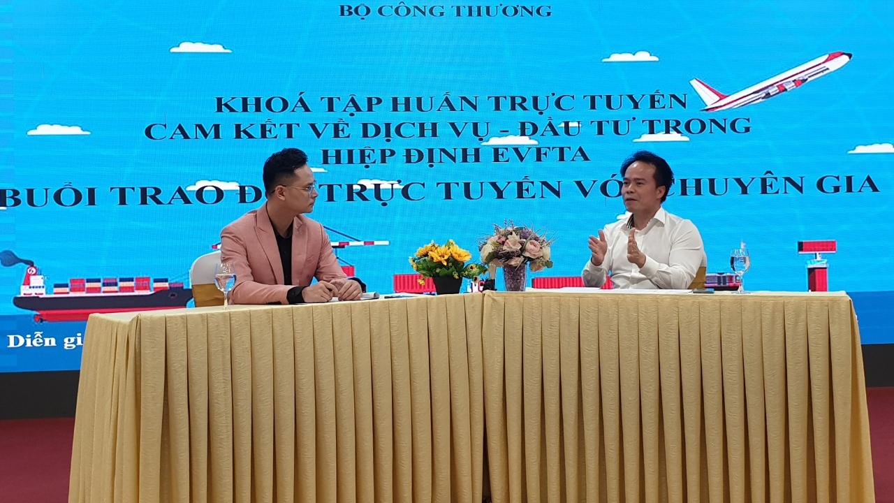 Ông Ngô Chung Khanh - Phó Vụ trưởng Vụ Chính sách thương mại đa biên, Bộ Công Thương tại buổi trao đổi trực tuyến với học viên