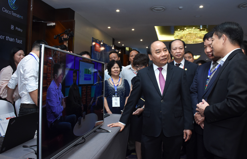 Thủ tướng Nguyễn Xuân Phúc tại triển lãm Vietnam ICT Summit 2018