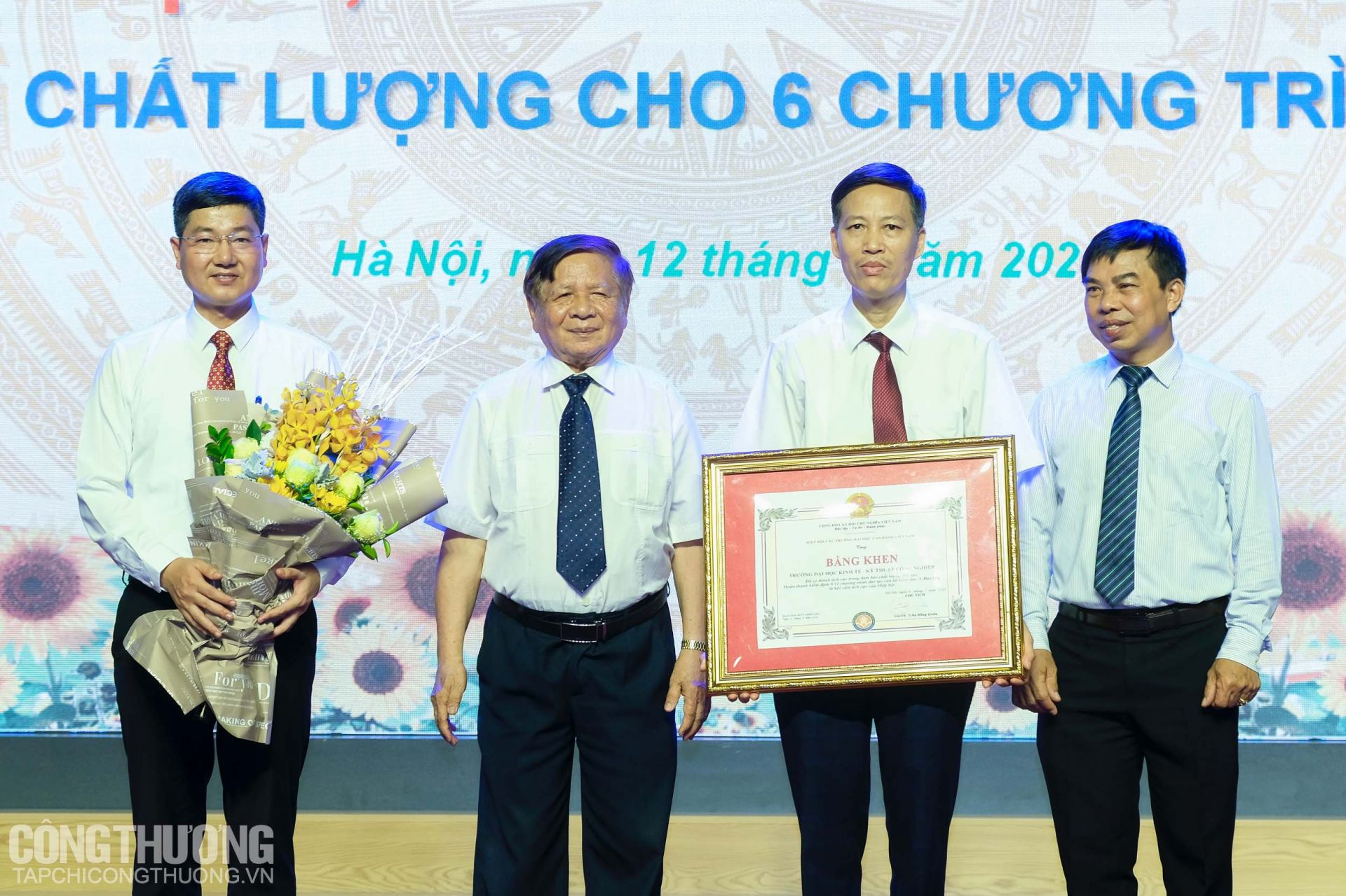 Trao bằng khen của Hiệp hội các Trường Đại học, Cao đẳng Việt Nam cho Đại học Kinh tế - Kỹ thuật Công nghiệp