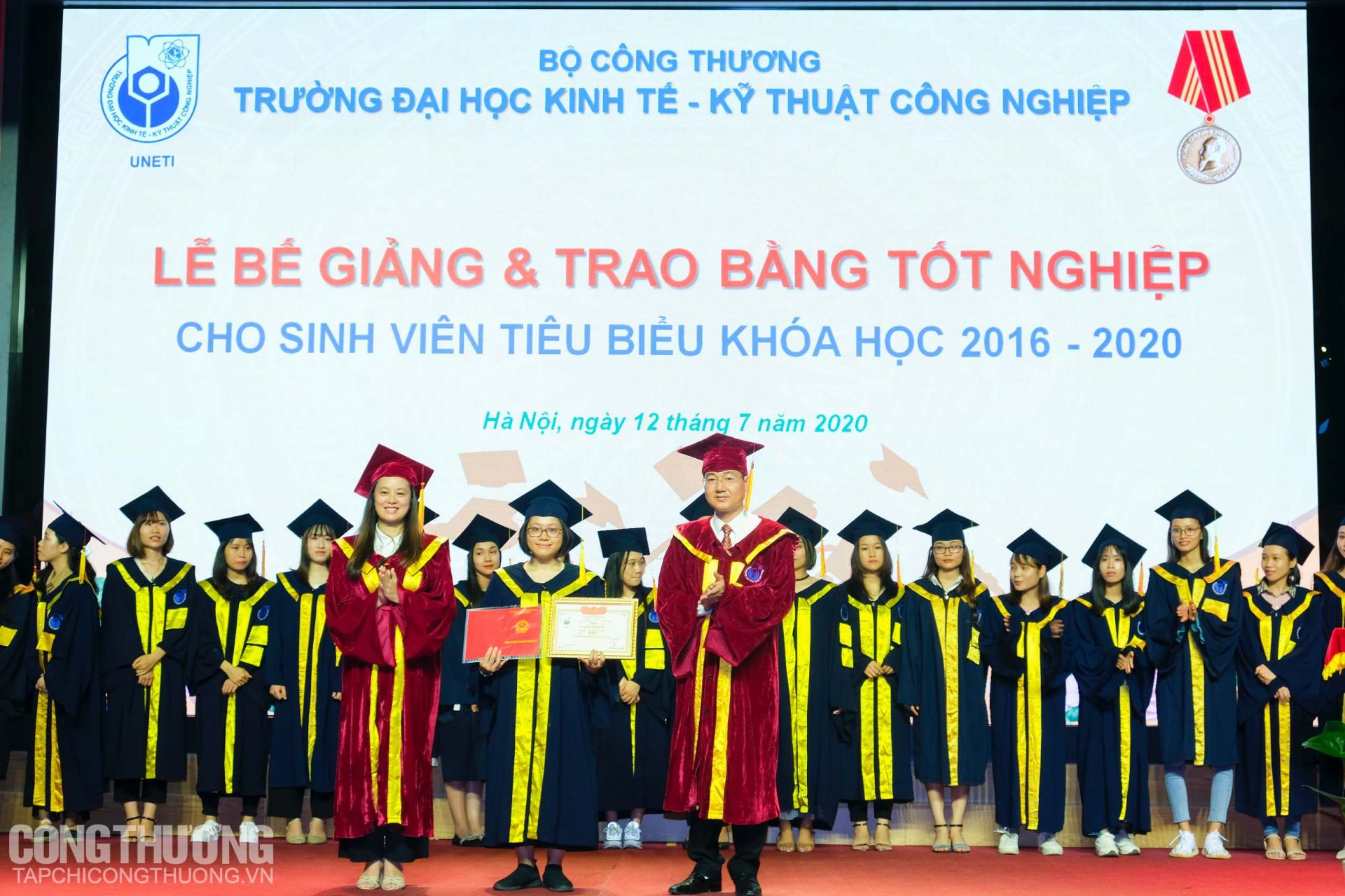 Trao bằng tốt nghiệp cho sinh viên tốt nghiệp hạng Xuất sắc, Giỏi năm học 2019 - 2020