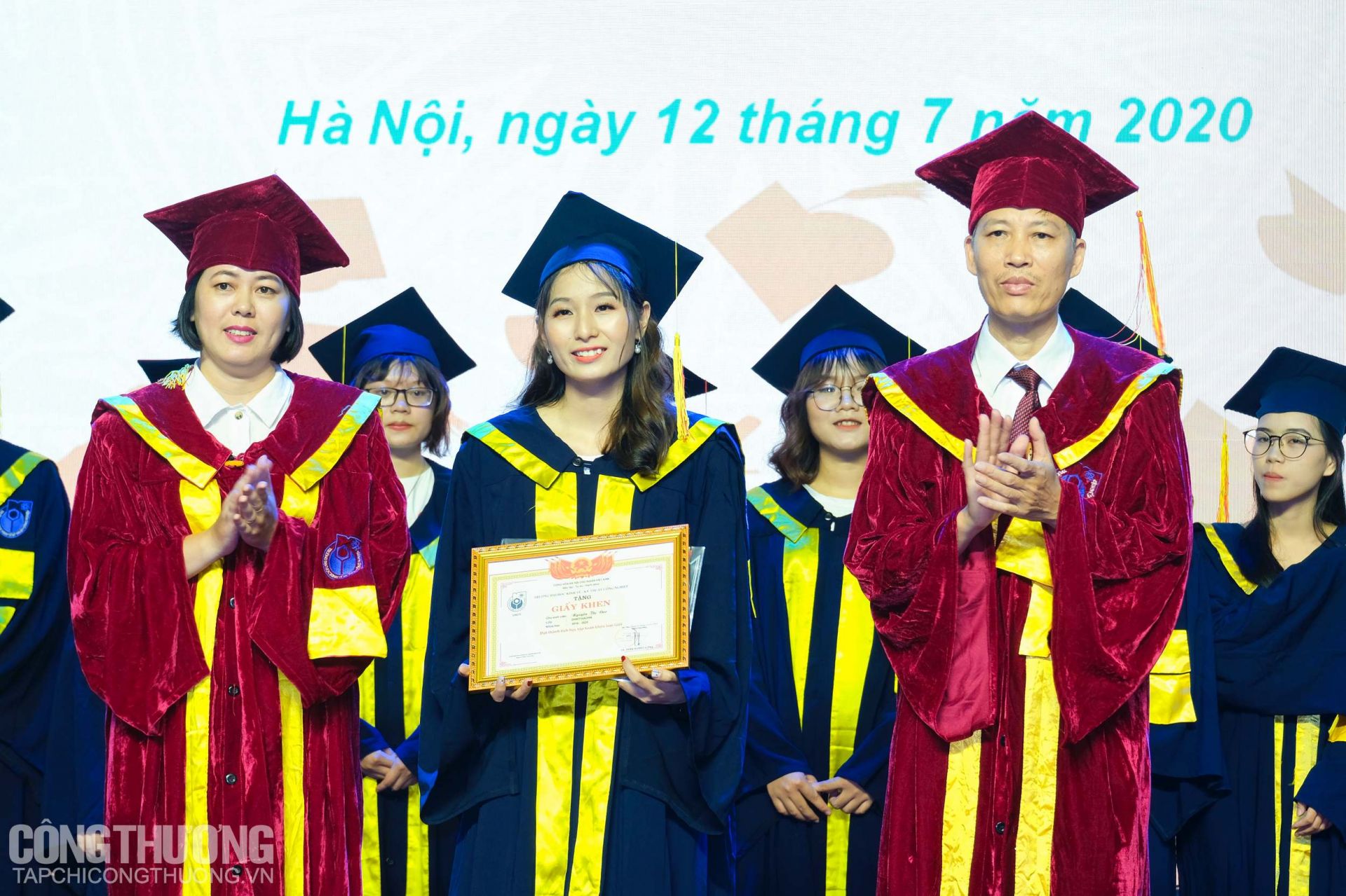 Trao bằng tốt nghiệp cho sinh viên tốt nghiệp hạng Xuất sắc, Giỏi năm học 2019 - 2020