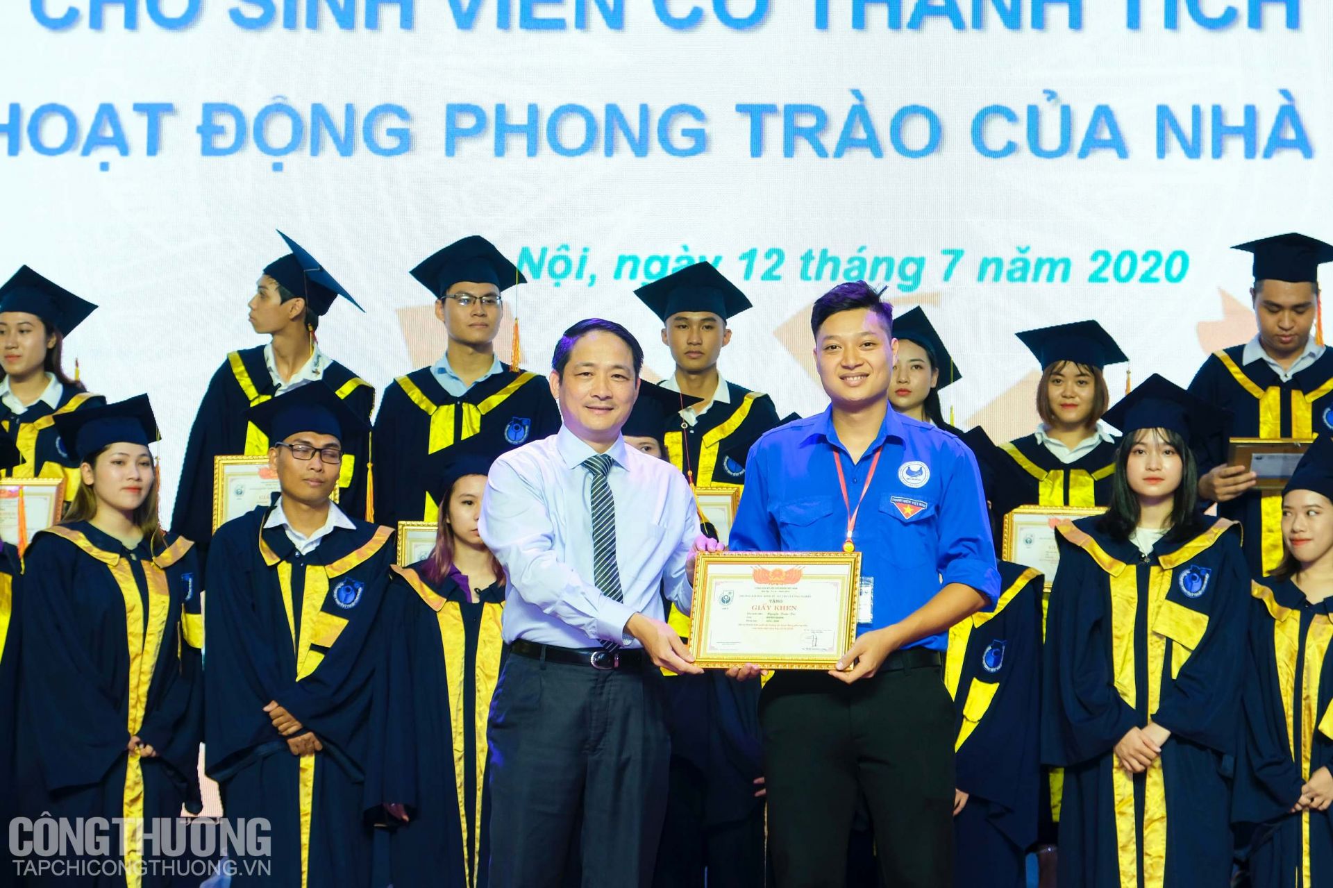 Ông Nguyễn Hoàng Giang - Phó Vụ trưởng Vụ Kế hoạch, Bộ Công Thương trao Giấy khen cho các sinh viên UNETI có nhiều đóng góp trong hoạt động phong trào của Nhà trường