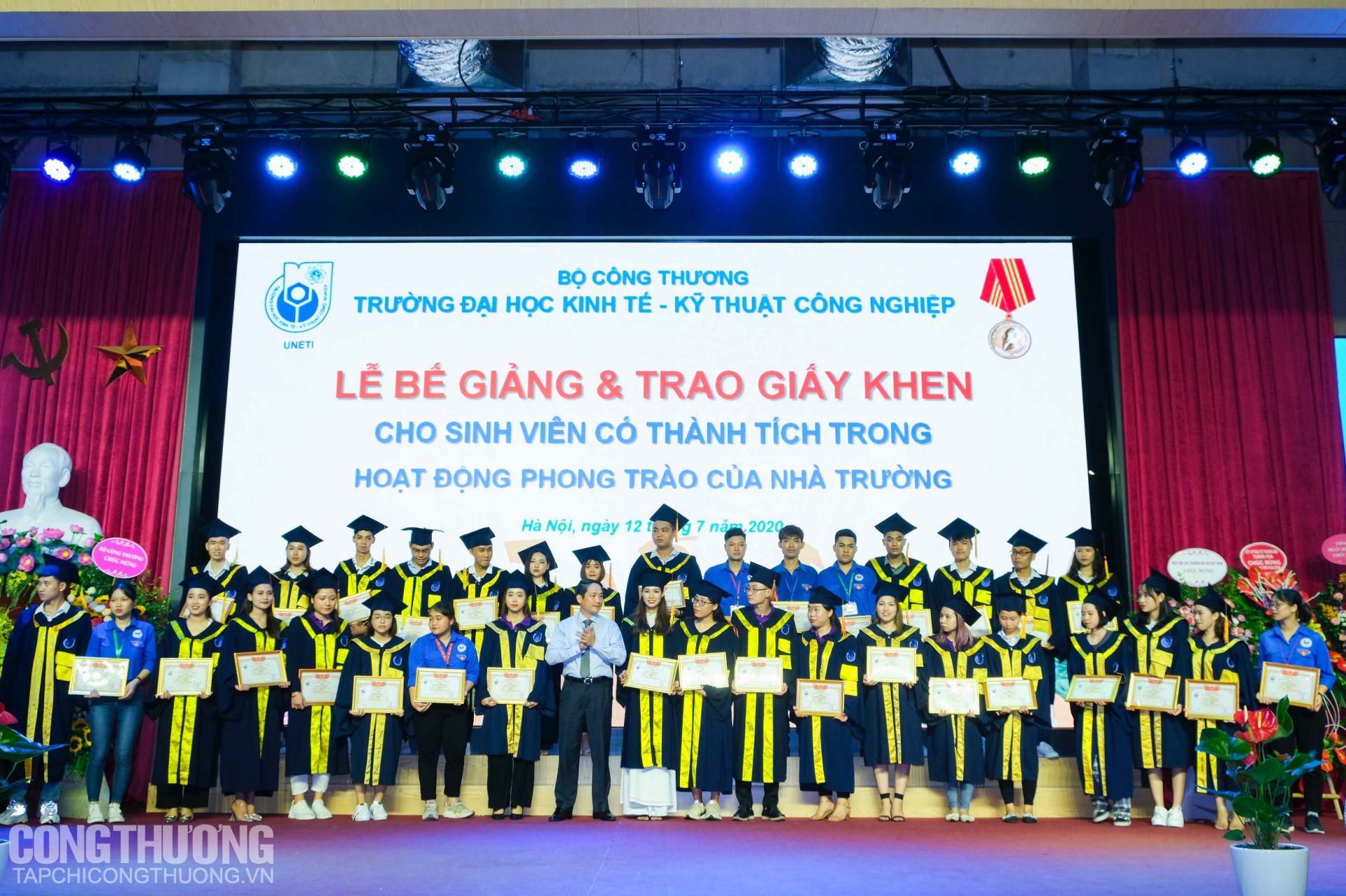 Ông Nguyễn Hoàng Giang - Phó Vụ trưởng Vụ Kế hoạch, Bộ Công Thương trao Giấy khen cho các sinh viên UNETI có nhiều đóng góp trong hoạt động phong trào của Nhà trường