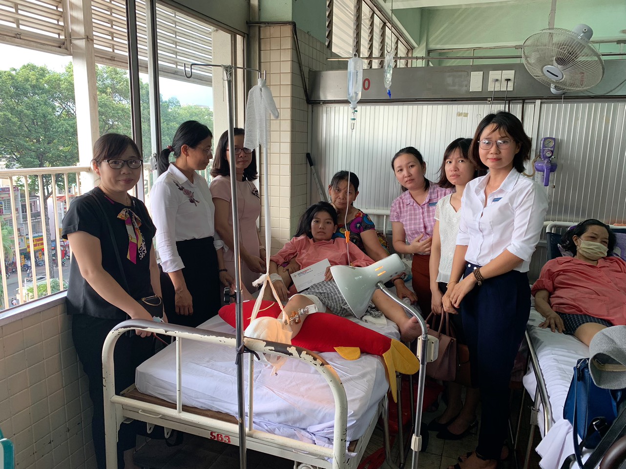 Đoàn đến thăm hỏi em Trần Thị Hồng tại Bệnh viện Chợ Rẫy