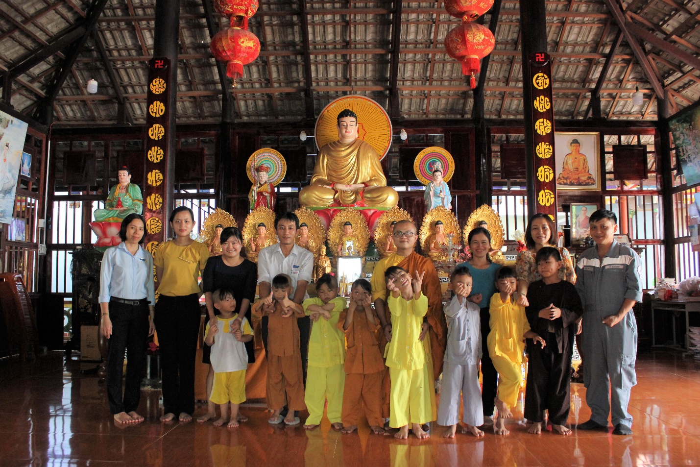 Đoàn đến thăm, tặng quà và vui chơi với các trẻ em mồ côi tại Tu viện Minh Đạo