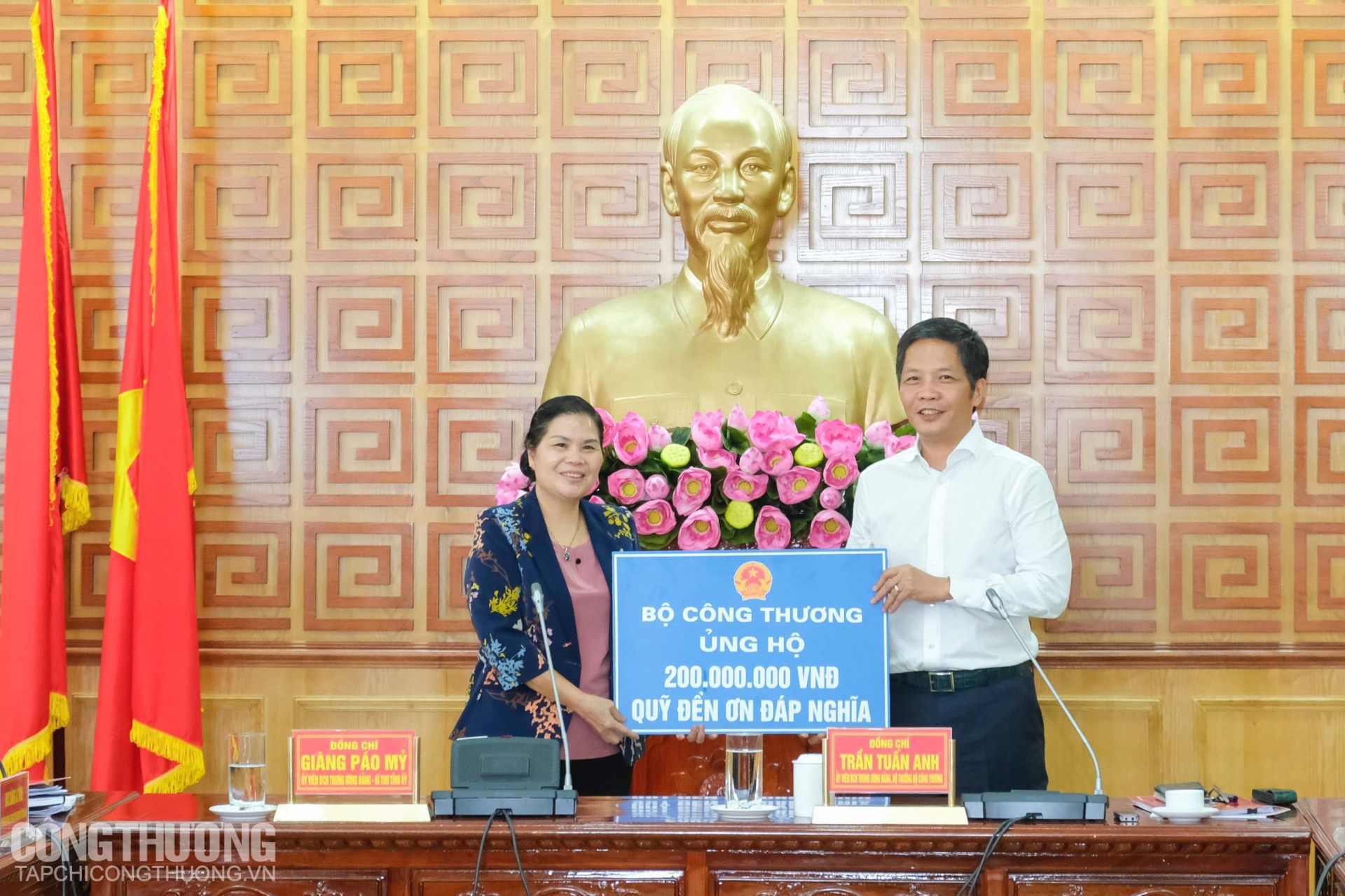 Bộ trưởng Trần Tuấn Anh trao tặng Quỹ Đền ơn đáp nghĩa tỉnh Lai Châu 200 triệu đồng