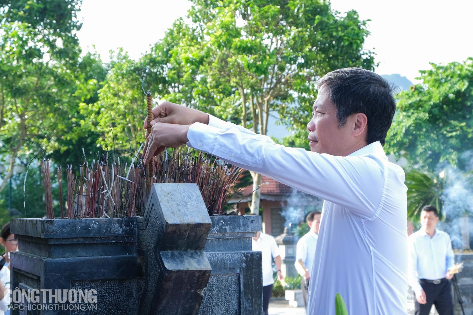 Bộ trưởng Trần Tuấn Anh cùng Đoàn công tác Bộ Công Thương tới dâng hương tưởng niệm các anh hùng liệt sĩ tại Nghĩa trang liệt sĩ tỉnh Lai Châu