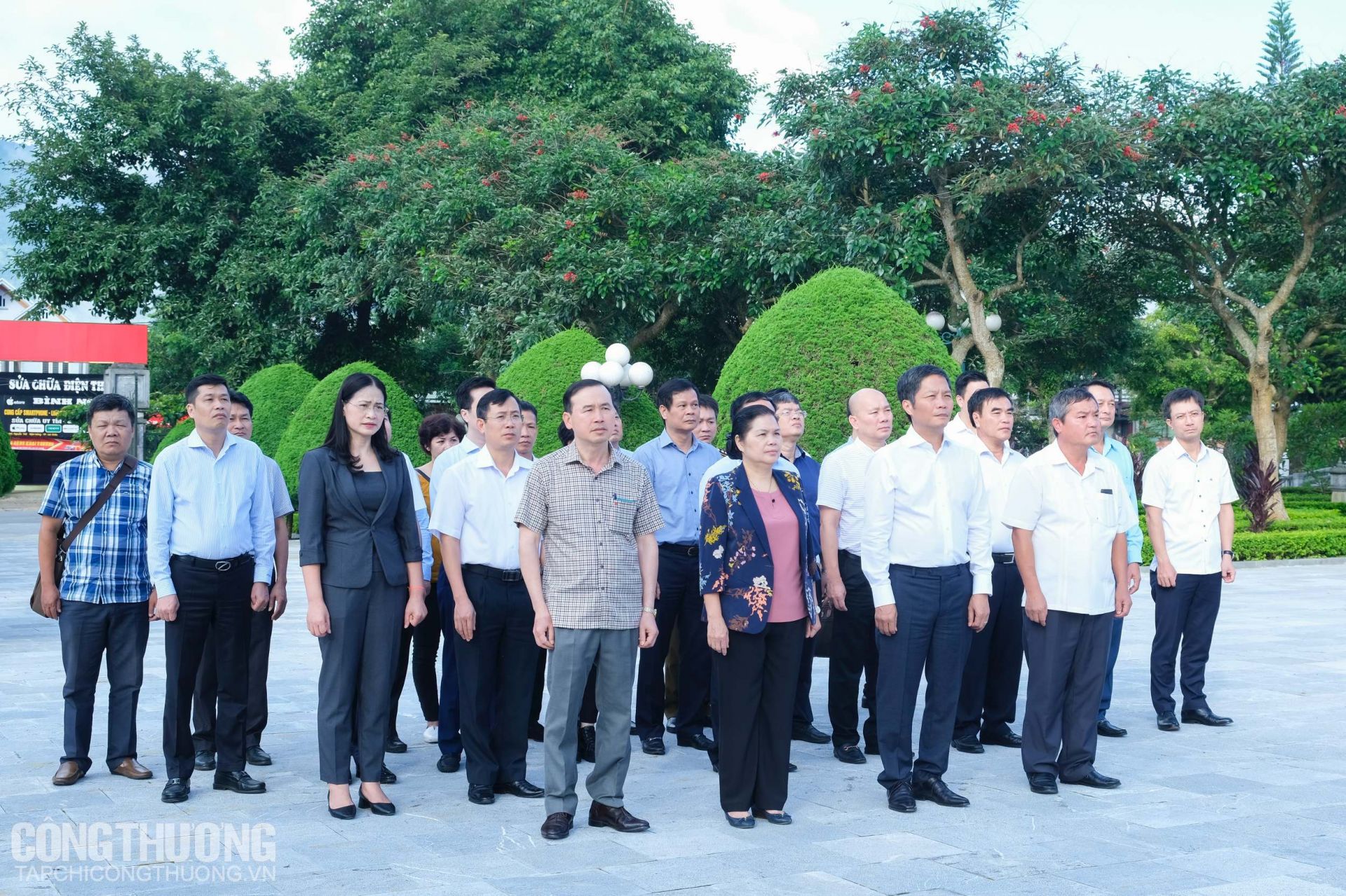 Bộ trưởng Trần Tuấn Anh cùng Đoàn công tác Bộ Công Thương tới dâng hương tưởng niệm các anh hùng liệt sĩ tại Nghĩa trang liệt sĩ tỉnh Lai Châu