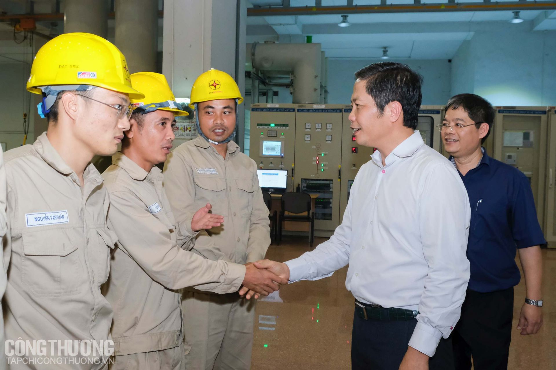 Bộ trưởng Trần Tuấn Anh và Đoàn công tác Bộ Công Thương, đại diện Tập đoàn Điện lực Việt Nam đến thăm Nhà máy Thủy điện Lai Châu
