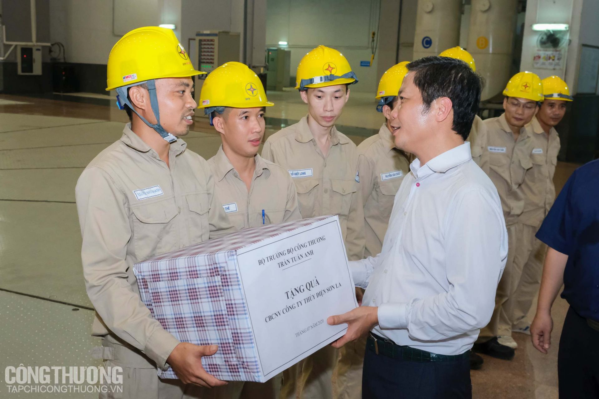 Bộ trưởng Trần Tuấn Anh và Đoàn công tác Bộ Công Thương, đại diện Tập đoàn Điện lực Việt Nam đến thăm Nhà máy Thủy điện Lai Châu