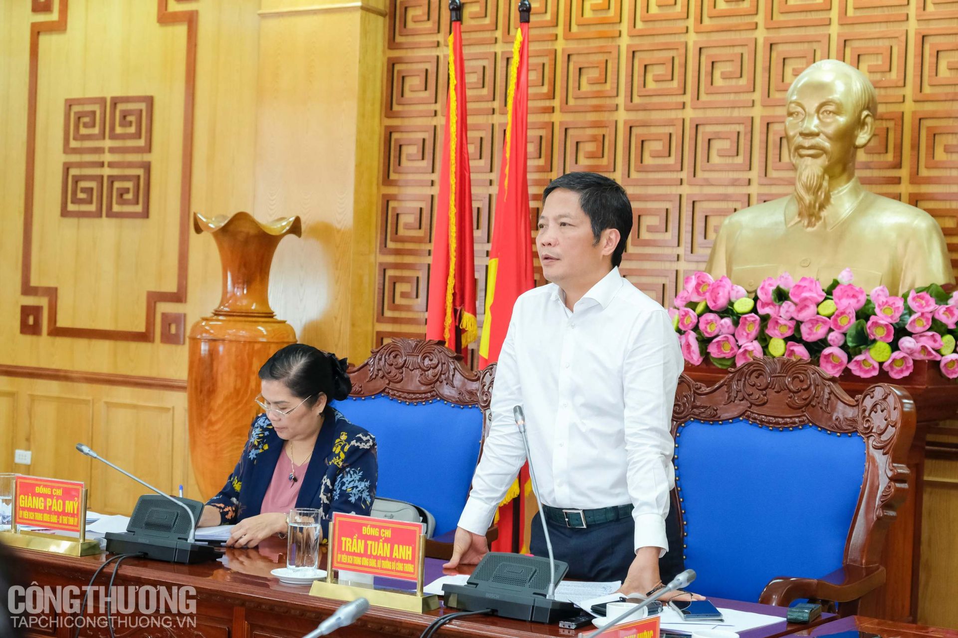 Bộ trưởng Bộ Công Thương Trần Tuấn Anh và Bí thư Tỉnh ủy Lai Châu Giàng Páo Mỷ chủ trì buổi làm việc