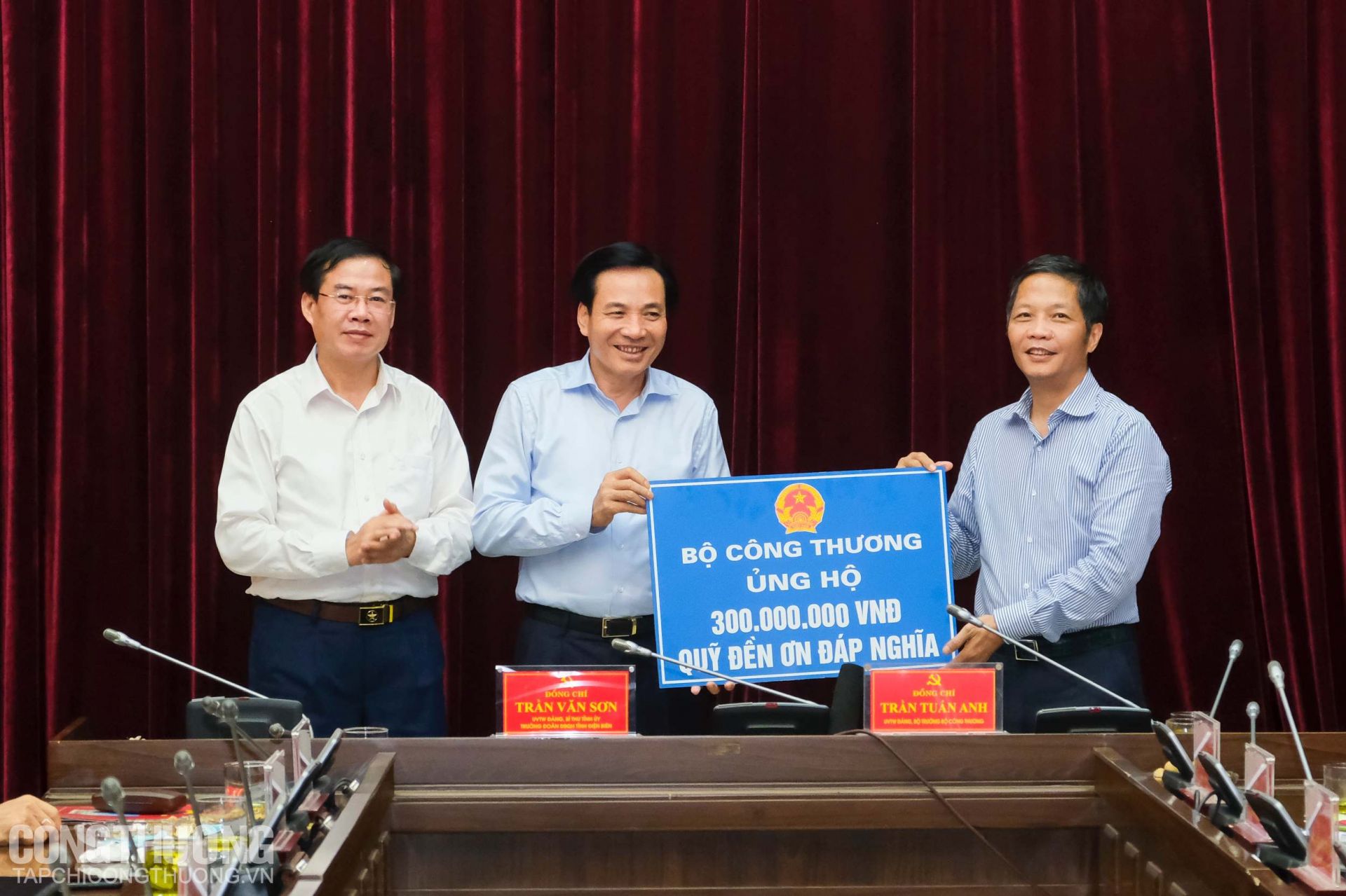 Bộ trưởng Trần Tuấn Anh trao phần quà của đoàn công tác đến Quỹ đền ơn đáp nghĩa tỉnh Điện Biên