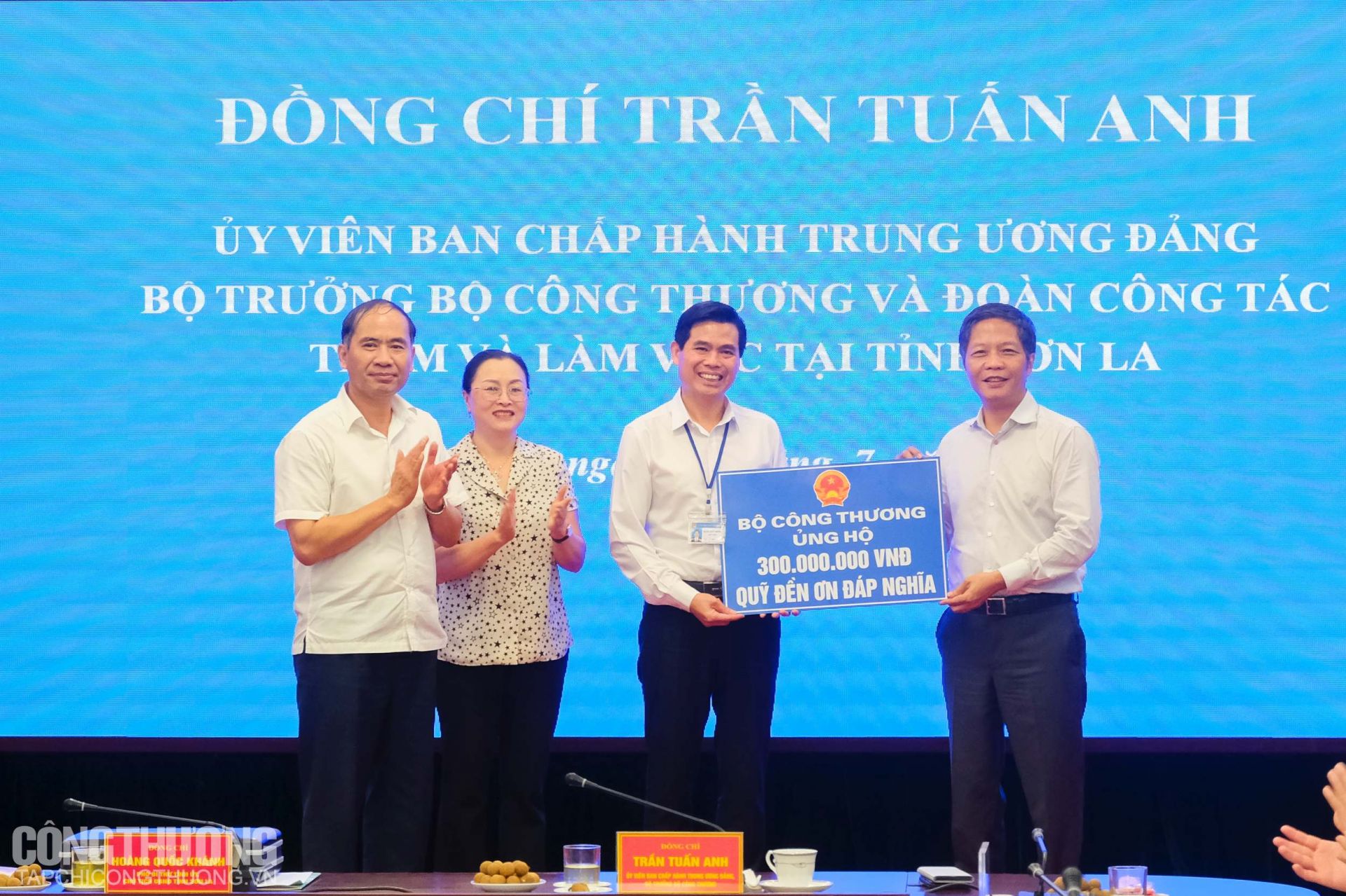 Bộ trưởng Trần Tuấn Anh trao 300 triệu đồng đóng góp vào Quỹ đền ơn đáp nghĩa tỉnh Sơn La
