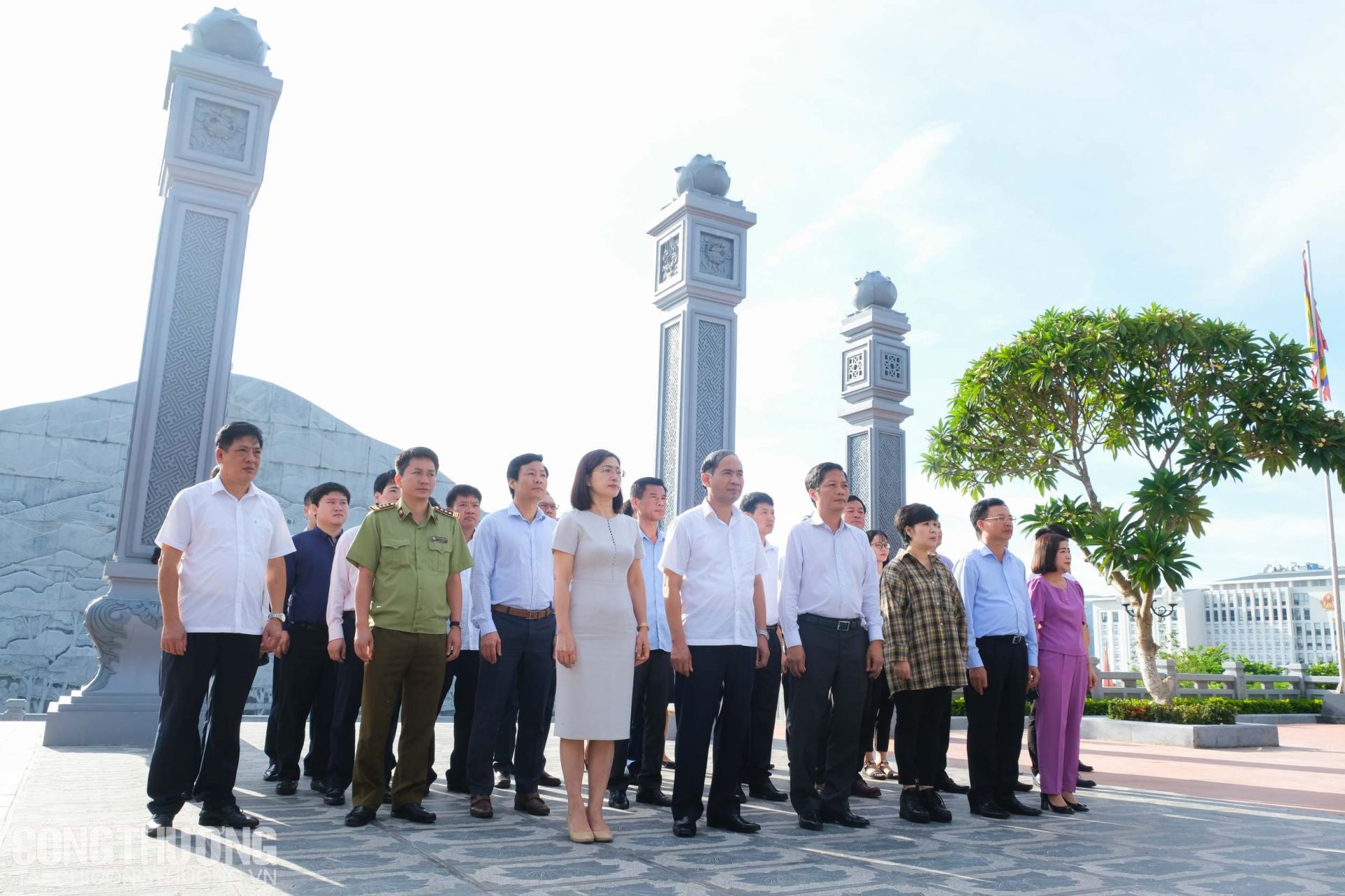 Bộ Công Thương đến thăm Tượng đài Bác Hồ với đồng bào các dân tộc Tây Bắc tại Quảng trường Tây Bắc, TP. Sơn La