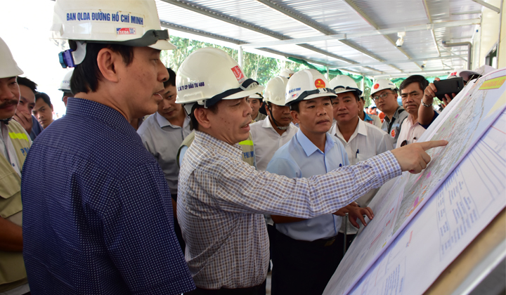 Bộ trưởng Bộ Giao thông vận tải Nguyễn Văn Thể kiểm tra dự án Cam Lộ - La Sơn đoạn chân cầu Tuần