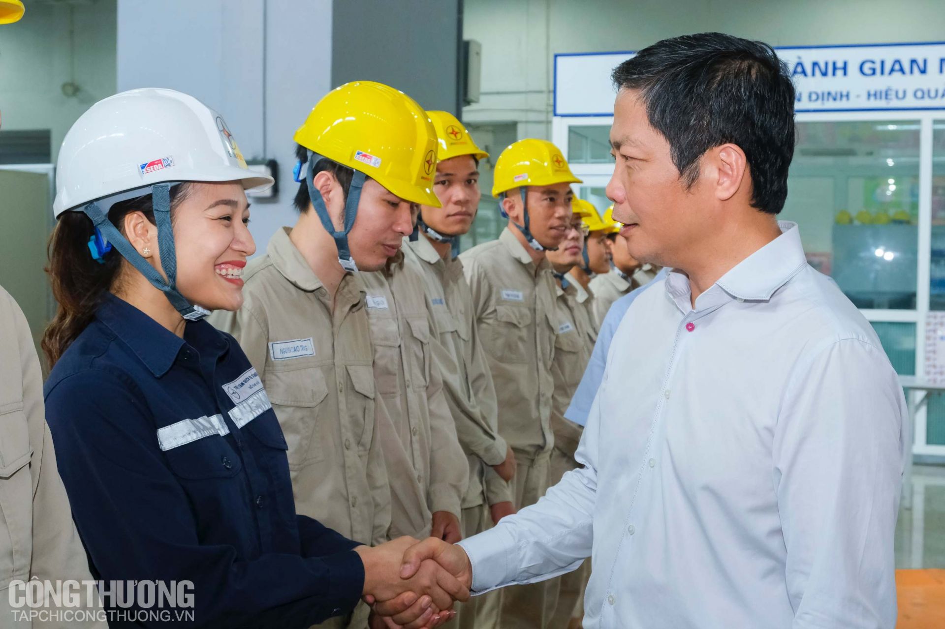 Bộ Công Thương đến thăm Nhà máy thủy điện Sơn La