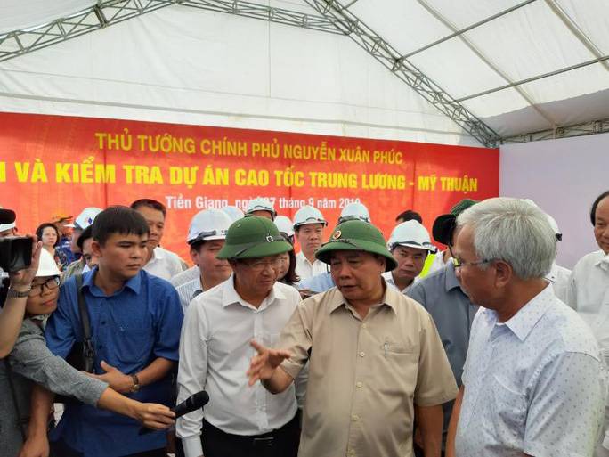 Thủ tướng Nguyễn Xuân Phúc kiểm tra tiến độ xây dựng đường cao tốc Trung Lương - Mỹ Thuận 