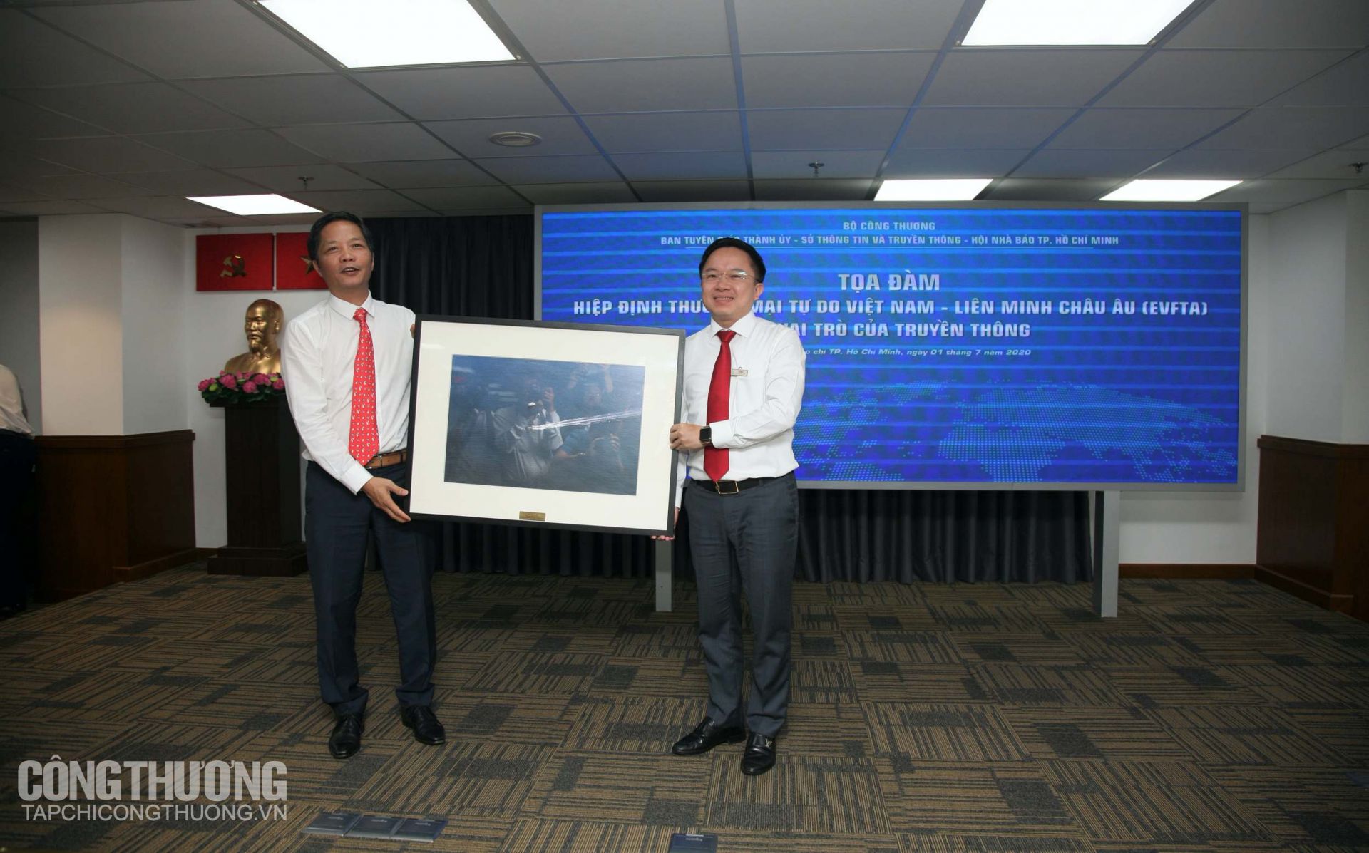 Bộ Trưởng Bộ Công Thương Trần Tuấn Anh tặng quà lưu niệm cho ông Từ Lương - Phó Giám đốc Sở Thông tin và Truyền thông TP. HCM