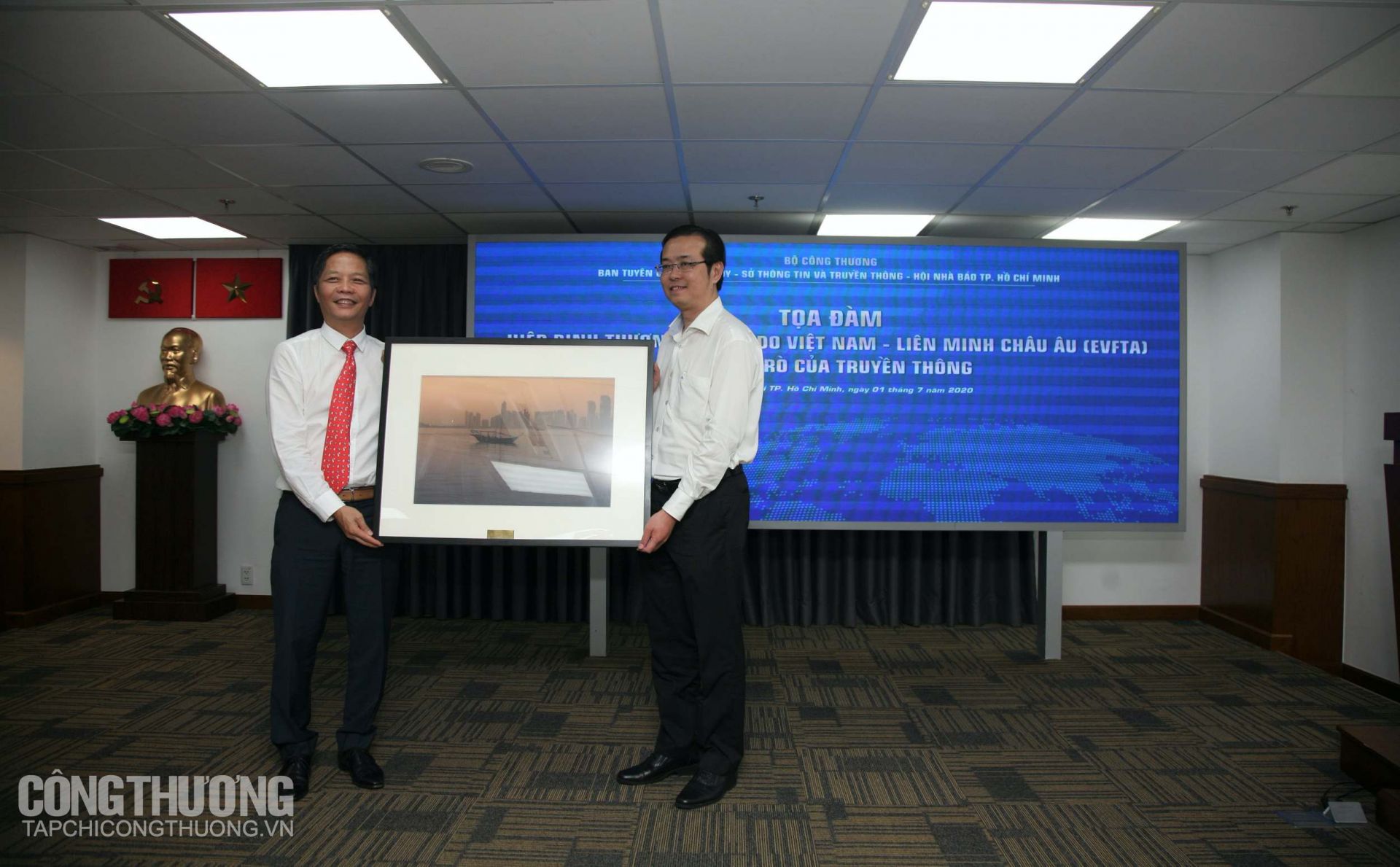 Bộ Trưởng Bộ Công Thương Trần Tuấn Anh tặng quà lưu niệm cho Ban Tuyên Giáo Thành ủy TP. HCM