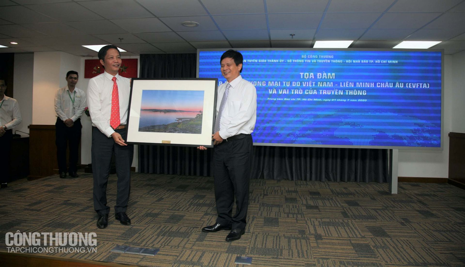 Bộ Trưởng Bộ Công Thương Trần Tuấn Anh tặng quà lưu niệm cho Hội Nhà Báo TP, HCM