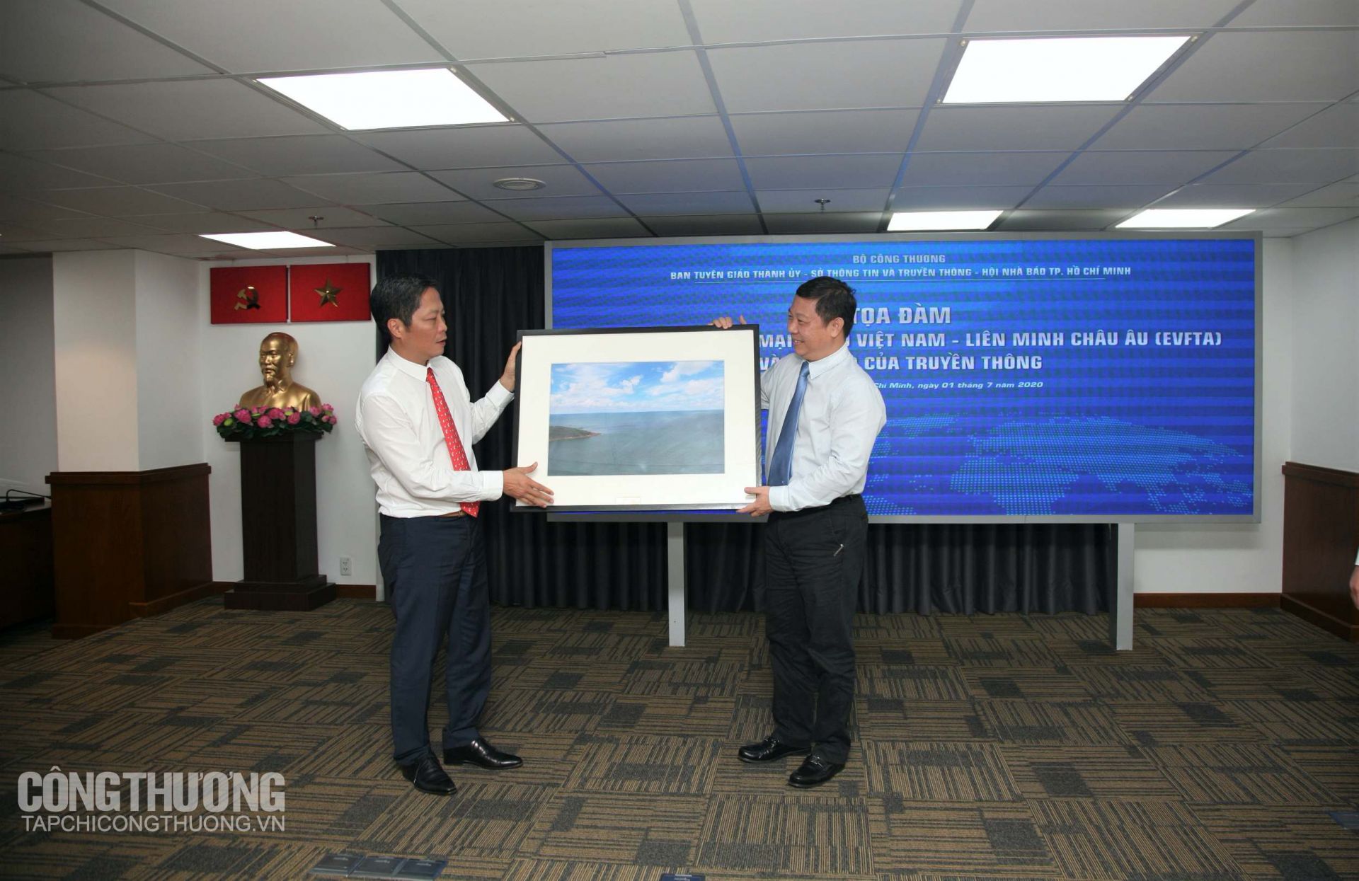 Bộ Trưởng Bộ Công Thương Trần Tuấn Anh tặng quà lưu niệm cho ông Dương Anh Đức - Phó Chủ tịch UBND TP. Hồ Chí Minh
