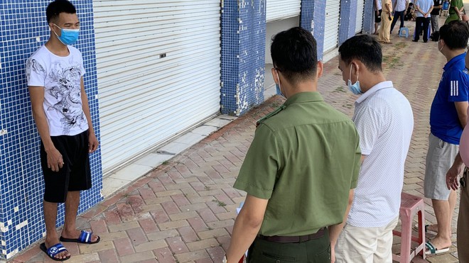 Cơ quan An ninh điều tra Công an tỉnh Quảng Ninh đọc lệnh bắt giam đối với Voòng A Sủi, 1 trong 6 đối tượng đưa người trái phép vào Việt Nam