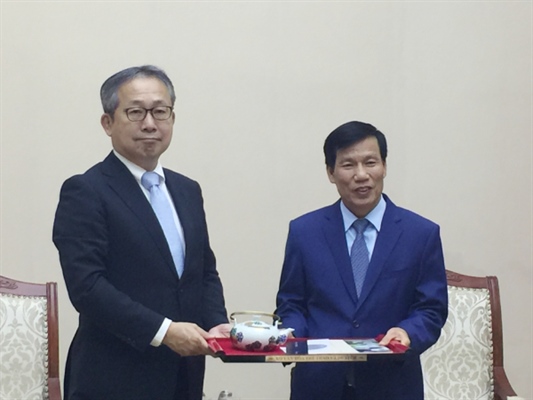 Đại sứ Đặc mệnh Toàn quyền Nhật Bản tại Việt Nam (bên trái)