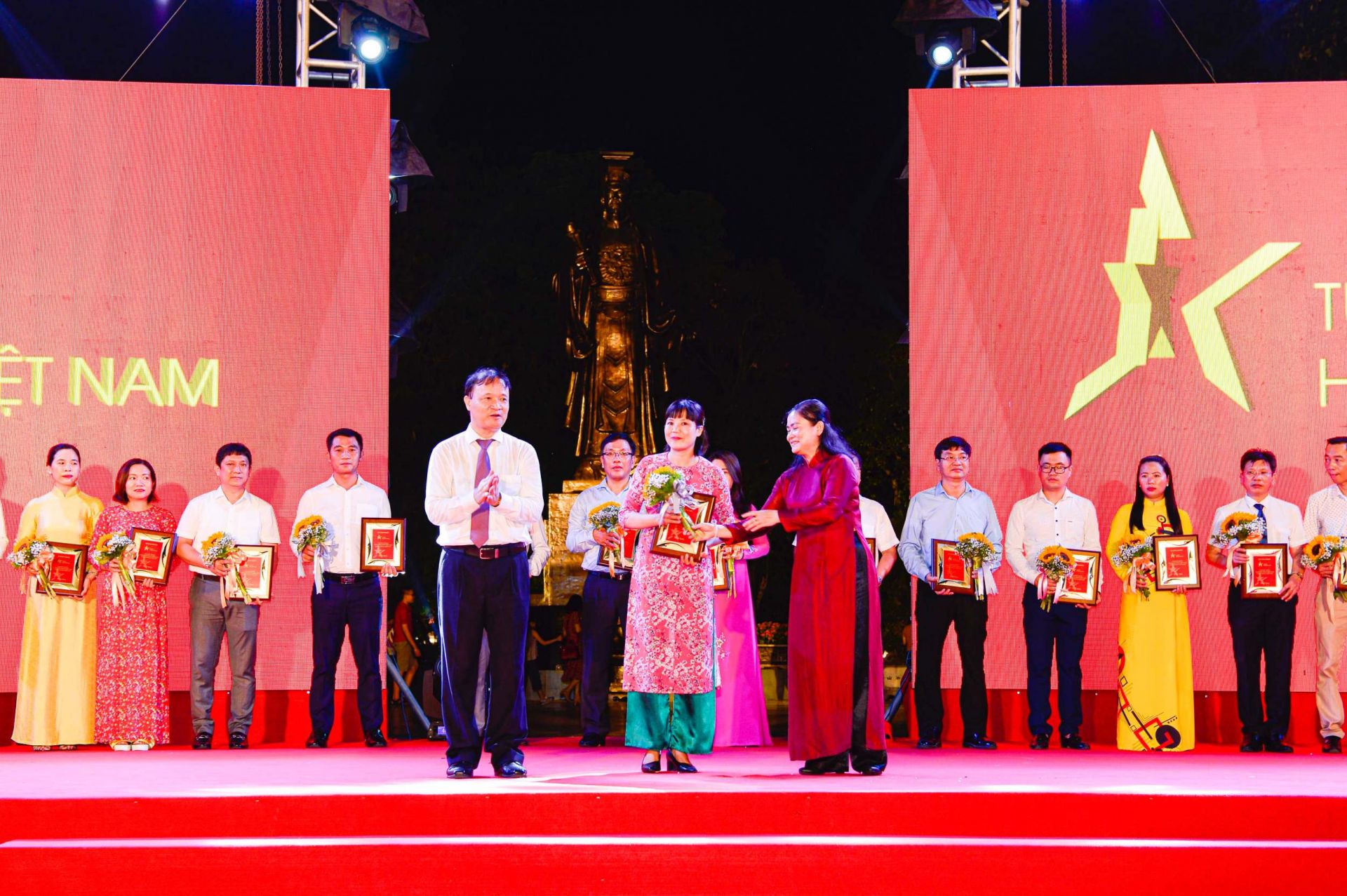 Thứ trưởng Bộ Công Thương Đỗ Thắng Hải (trái) và Phó Chủ tịch Hội Liên hiệp Phụ nữ Việt Nam Đỗ Thị Thu Thảo (phải) trao kỷ niệm chương cho đại diện Công ty Bánh kẹo Hải hà Kotobuki