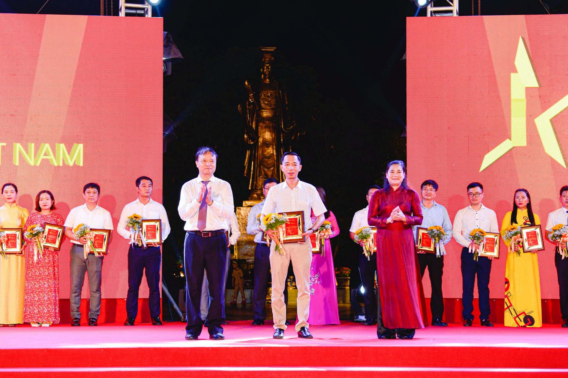Thứ trưởng Bộ Công Thương Đỗ Thắng Hải (trái) và Phó Chủ tịch Hội Liên hiệp Phụ nữ Việt Nam Đỗ Thị Thu Thảo (phải) trao kỷ niệm chương cho đại diện Công ty CP Bột giặt Lix