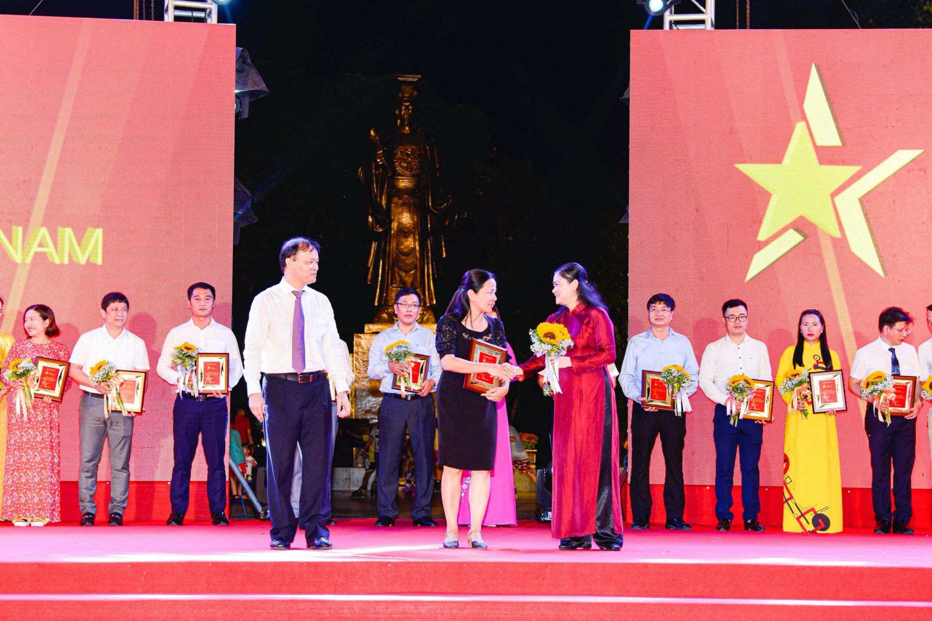 Thứ trưởng Bộ Công Thương Đỗ Thắng Hải (trái) và Phó Chủ tịch Hội Liên hiệp Phụ nữ Việt Nam Đỗ Thị Thu Thảo (phải) trao kỷ niệm chương cho đại diện Công ty Dệt kim Đông Xuân