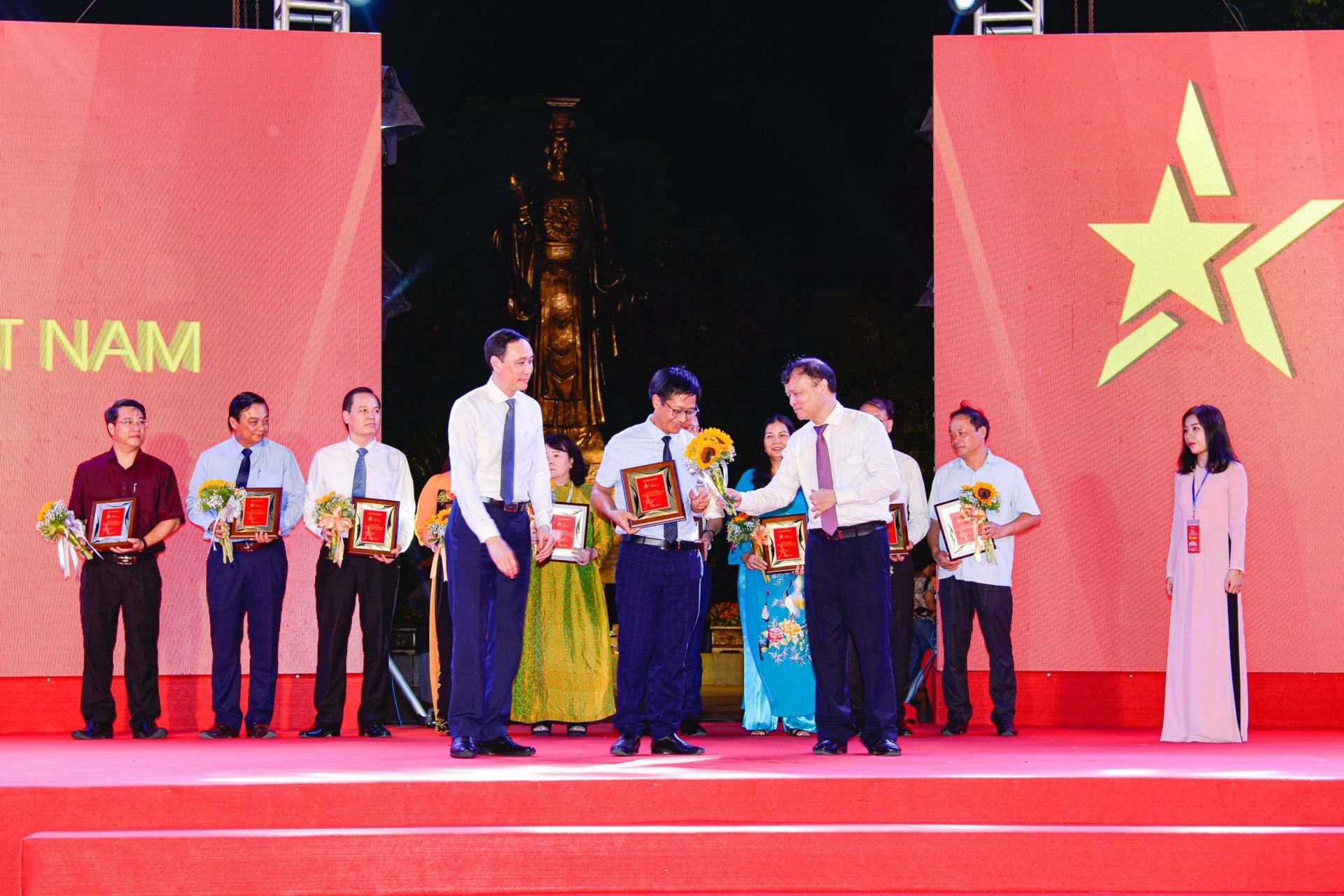 Phó Chủ tịch Ủy ban Trung ương Mặt trận Tổ quốc Việt Nam Phùng Khánh Tài (trái) và Thứ trưởng Bộ Công Thương Đỗ Thắng Hải (phải) trao kỷ niệm chương cho đại diện Sở Công Thương Hà Tĩnh