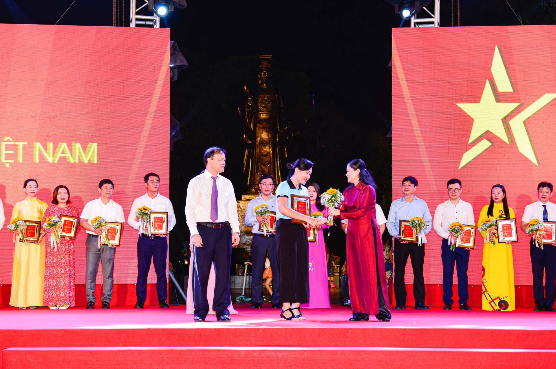 Thứ trưởng Bộ Công Thương Đỗ Thắng Hải (trái) và Phó Chủ tịch Hội Liên hiệp Phụ nữ Việt Nam Đỗ Thị Thu Thảo (phải) trao kỷ niệm chương cho đại diện Công ty TNHH Miwon Việt Nam