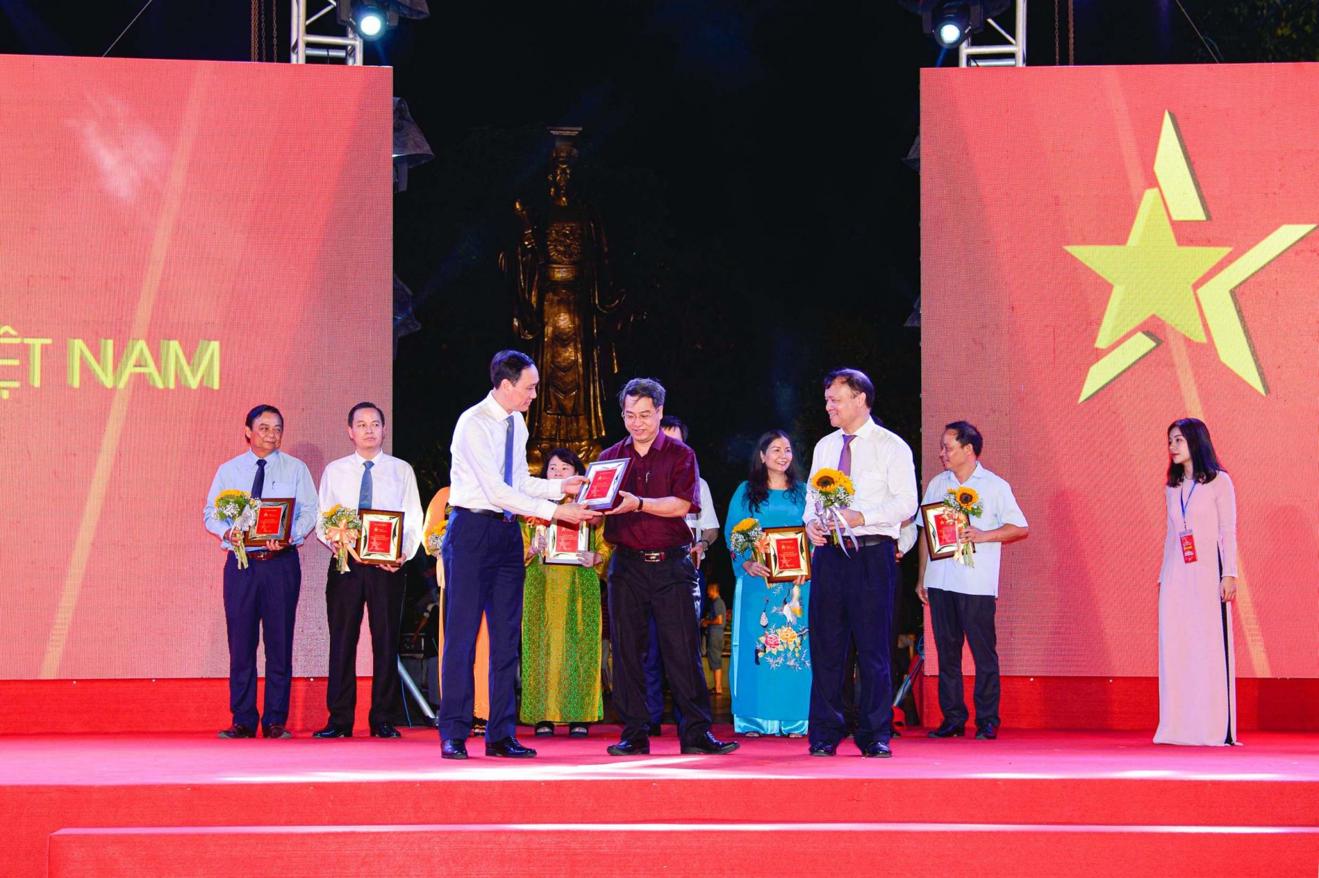 Phó Chủ tịch Ủy ban Trung ương Mặt trận Tổ quốc Việt Nam Phùng Khánh Tài (trái) và Thứ trưởng Bộ Công Thương Đỗ Thắng Hải (phải) trao kỷ niệm chương cho đại diện Sở Công Thương Đồng Nai