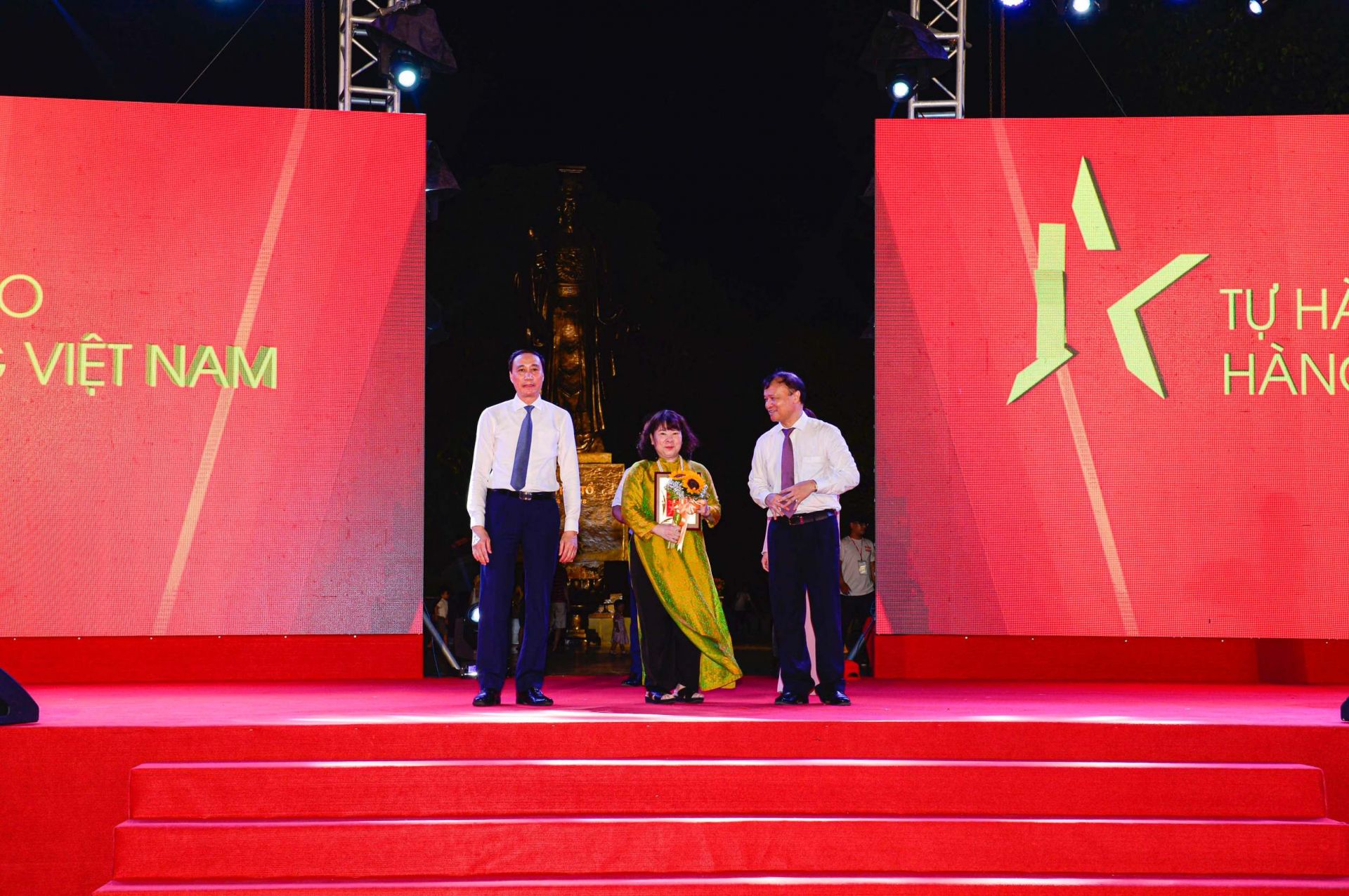 Phó Chủ tịch Ủy ban Trung ương Mặt trận Tổ quốc Việt Nam Phùng Khánh Tài (trái) và Thứ trưởng Bộ Công Thương Đỗ Thắng Hải (phải) trao kỷ niệm chương cho đại diện Tạp chí Công Thương, Bộ Công Thương