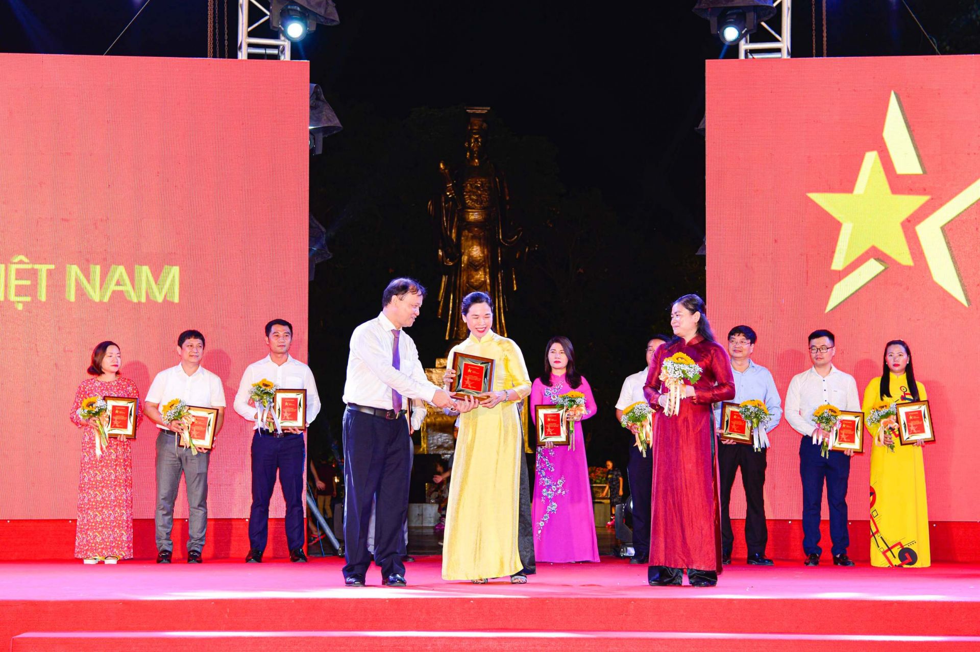 Thứ trưởng Bộ Công Thương Đỗ Thắng Hải (trái) và Phó Chủ tịch Hội Liên hiệp Phụ nữ Việt Nam Đỗ Thị Thu Thảo (phải) trao kỷ niệm chương cho đại diện Trường Cao đẳng Kinh tế Công nghiệp Hà Nội