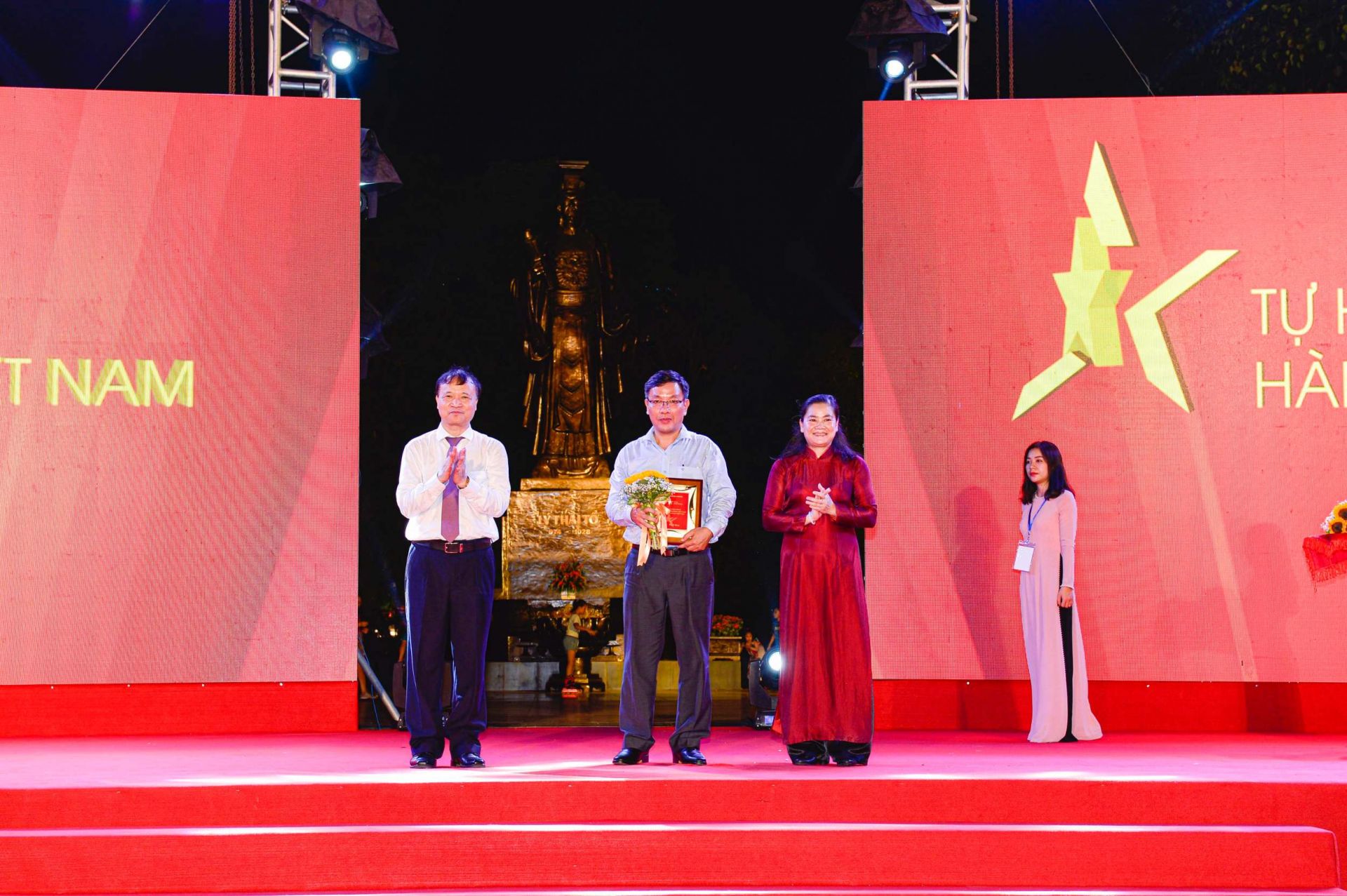 Thứ trưởng Bộ Công Thương Đỗ Thắng Hải (trái) và Phó Chủ tịch Hội Liên hiệp Phụ nữ Việt Nam Đỗ Thị Thu Thảo (phải) trao kỷ niệm chương cho đại diện Sở Công Thương Lâm Đồng