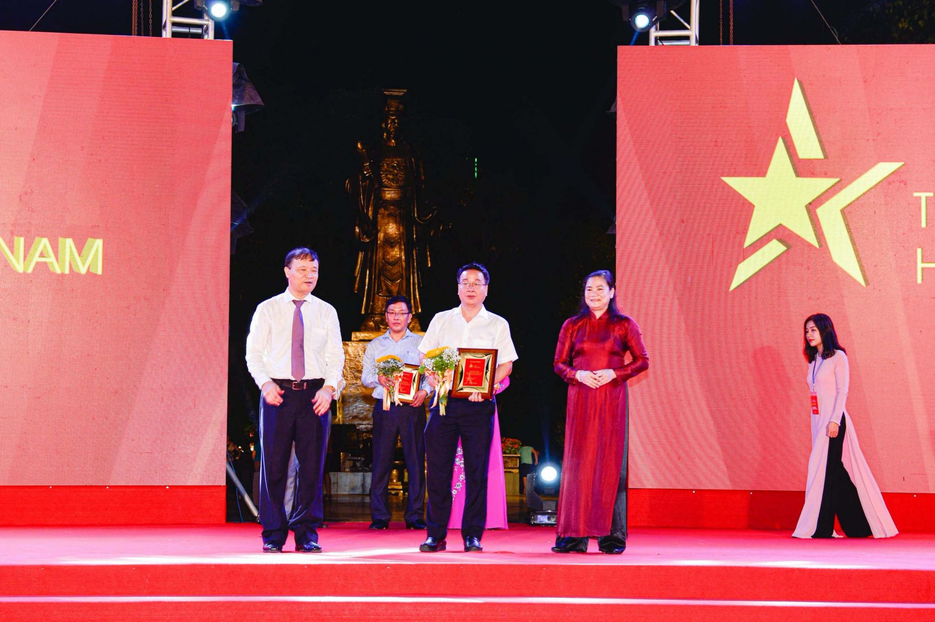 Thứ trưởng Bộ Công Thương Đỗ Thắng Hải (trái) và Phó Chủ tịch Hội Liên hiệp Phụ nữ Việt Nam Đỗ Thị Thu Thảo (phải) trao kỷ niệm chương cho đại diện Tổng Công ty May 10 - CTCP