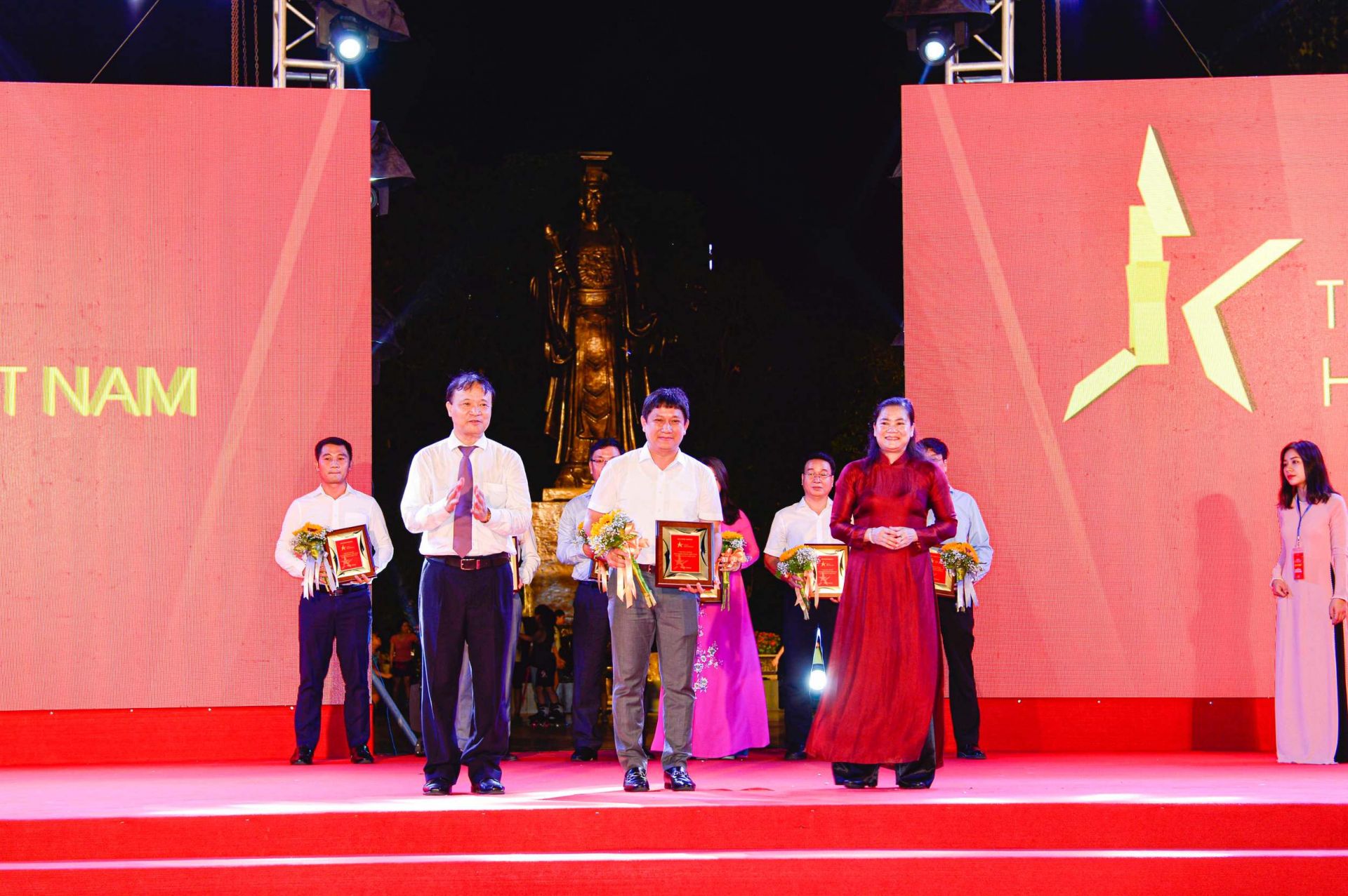 Thứ trưởng Bộ Công Thương Đỗ Thắng Hải (trái) và Phó Chủ tịch Hội Liên hiệp Phụ nữ Việt Nam Đỗ Thị Thu Thảo (phải) trao kỷ niệm chương cho đại diện Tổng Công ty Giấy Việt Nam