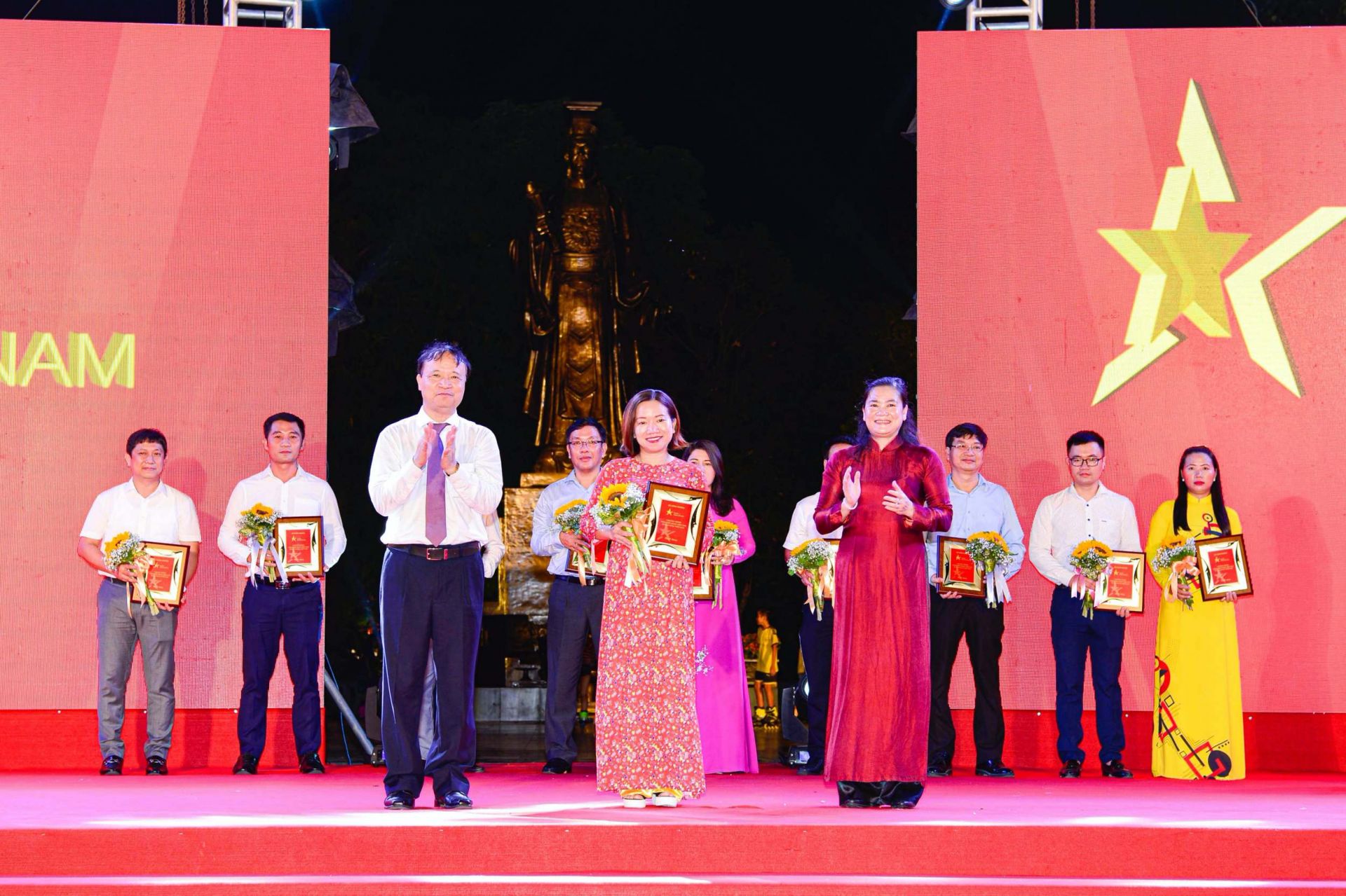 Thứ trưởng Bộ Công Thương Đỗ Thắng Hải (trái) và Phó Chủ tịch Hội Liên hiệp Phụ nữ Việt Nam Đỗ Thị Thu Thảo (phải) trao kỷ niệm chương cho đại diện Trường ĐH Công nghiệp Hà Nội